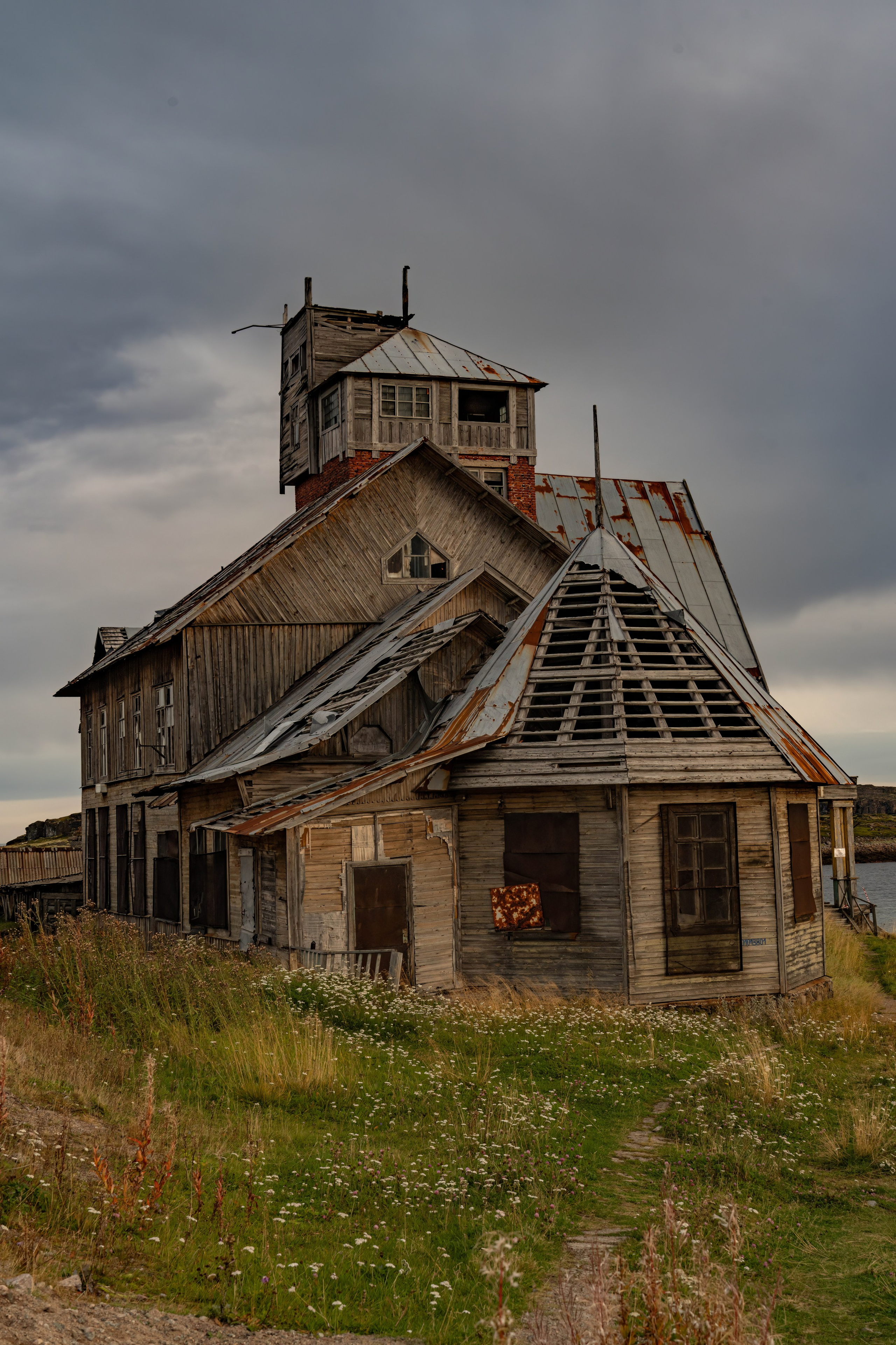 Поселок Дальние Зеленцы, Барнецево море, заброшенные дома