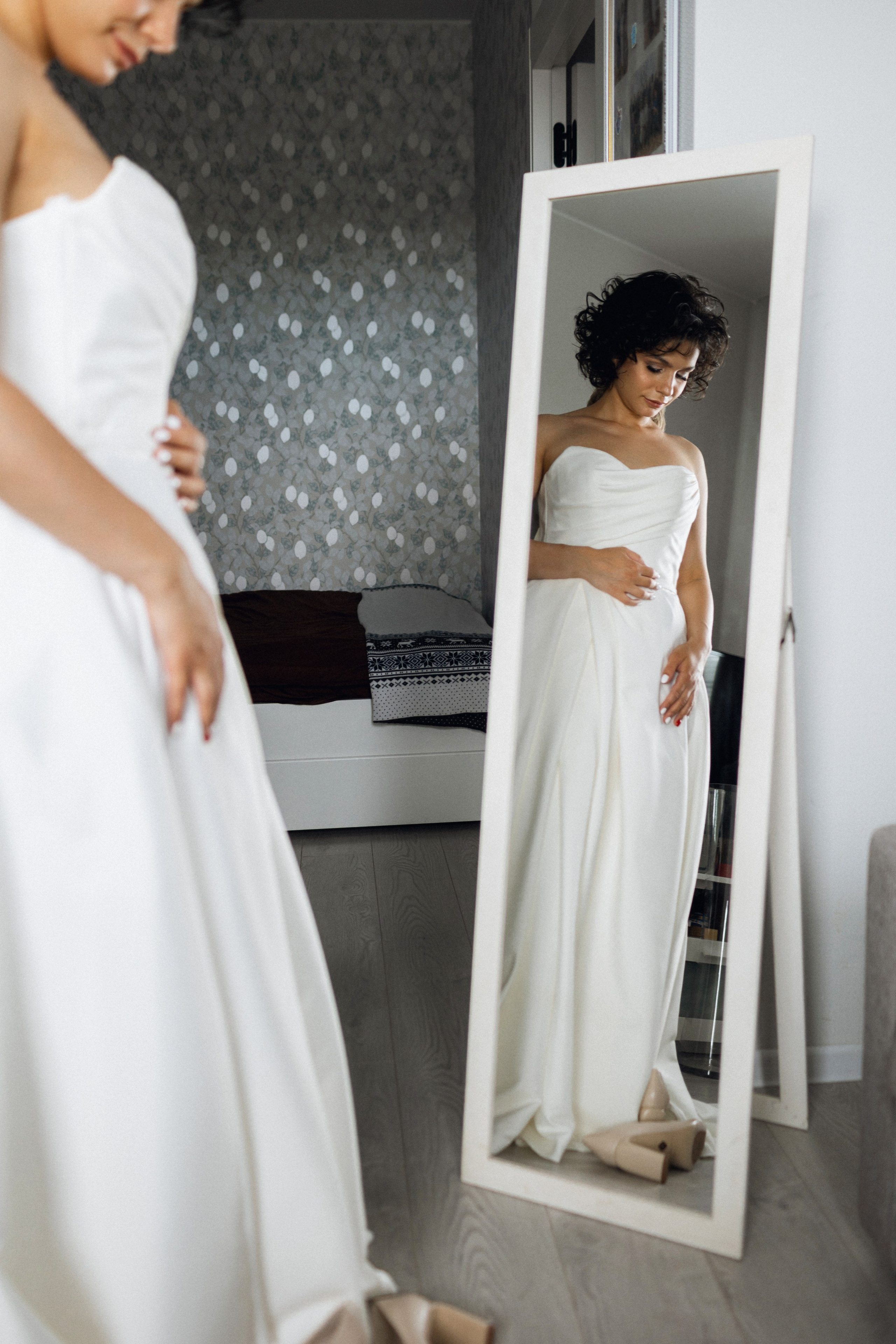 Невеста в атласном платье от салона NATALIE L: гармония геометрии зеркальных отражений, мягкий свет и акцент на элегантную текстуру ткани для портфолио свадебного стилиста