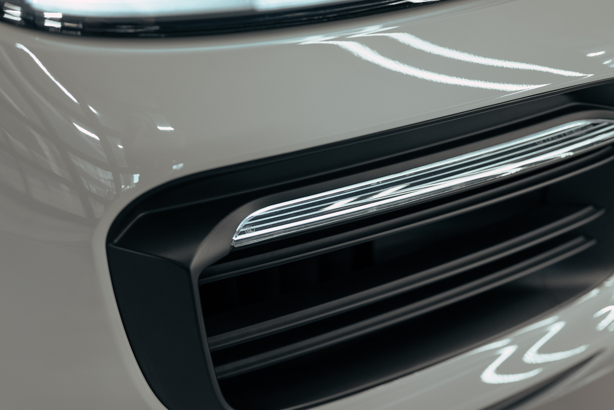 Porsche Cayenne GTS grey on red. DeLorein