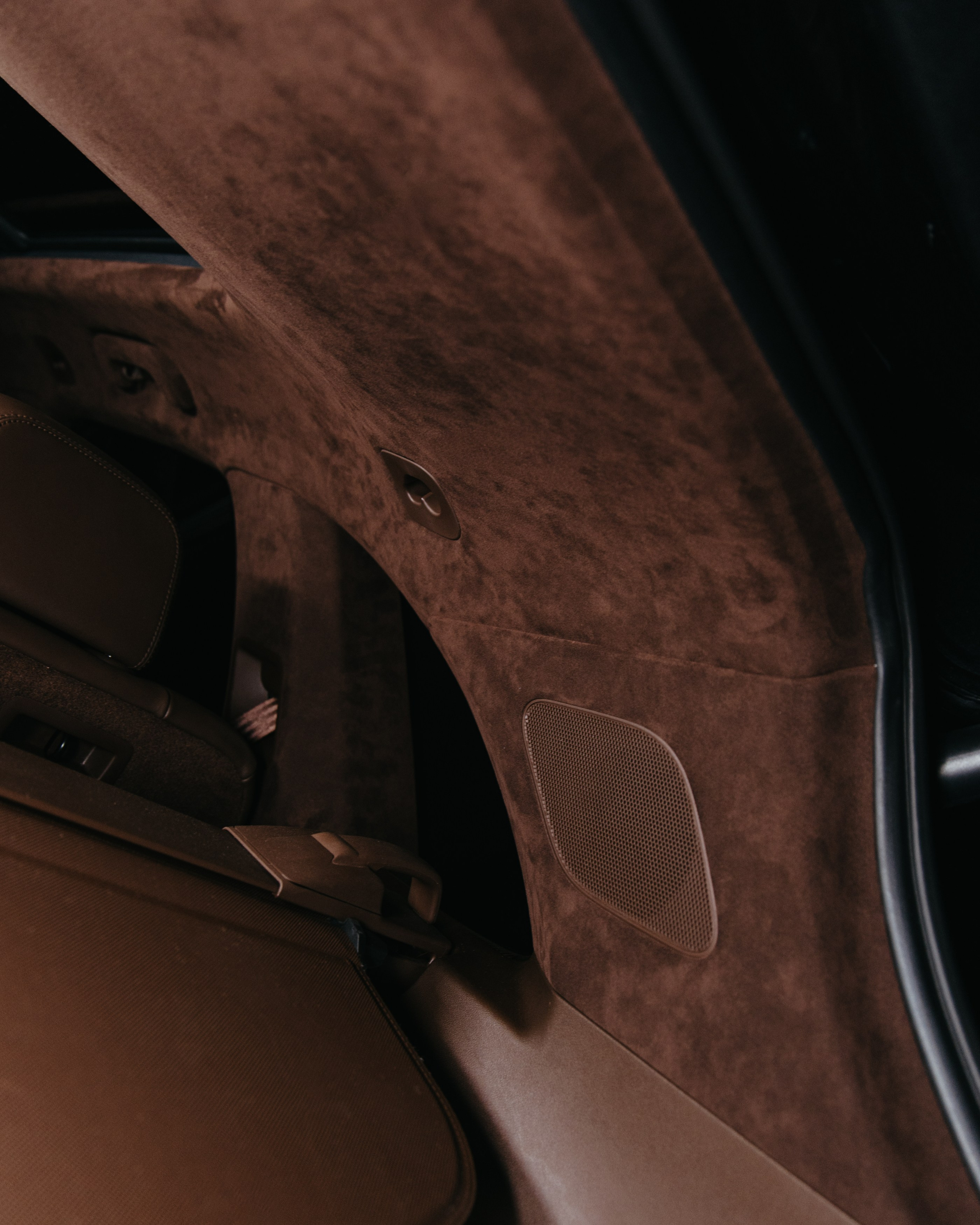 Porsche Сayenne пошив потолка в коричневую алькантару. DeLorein