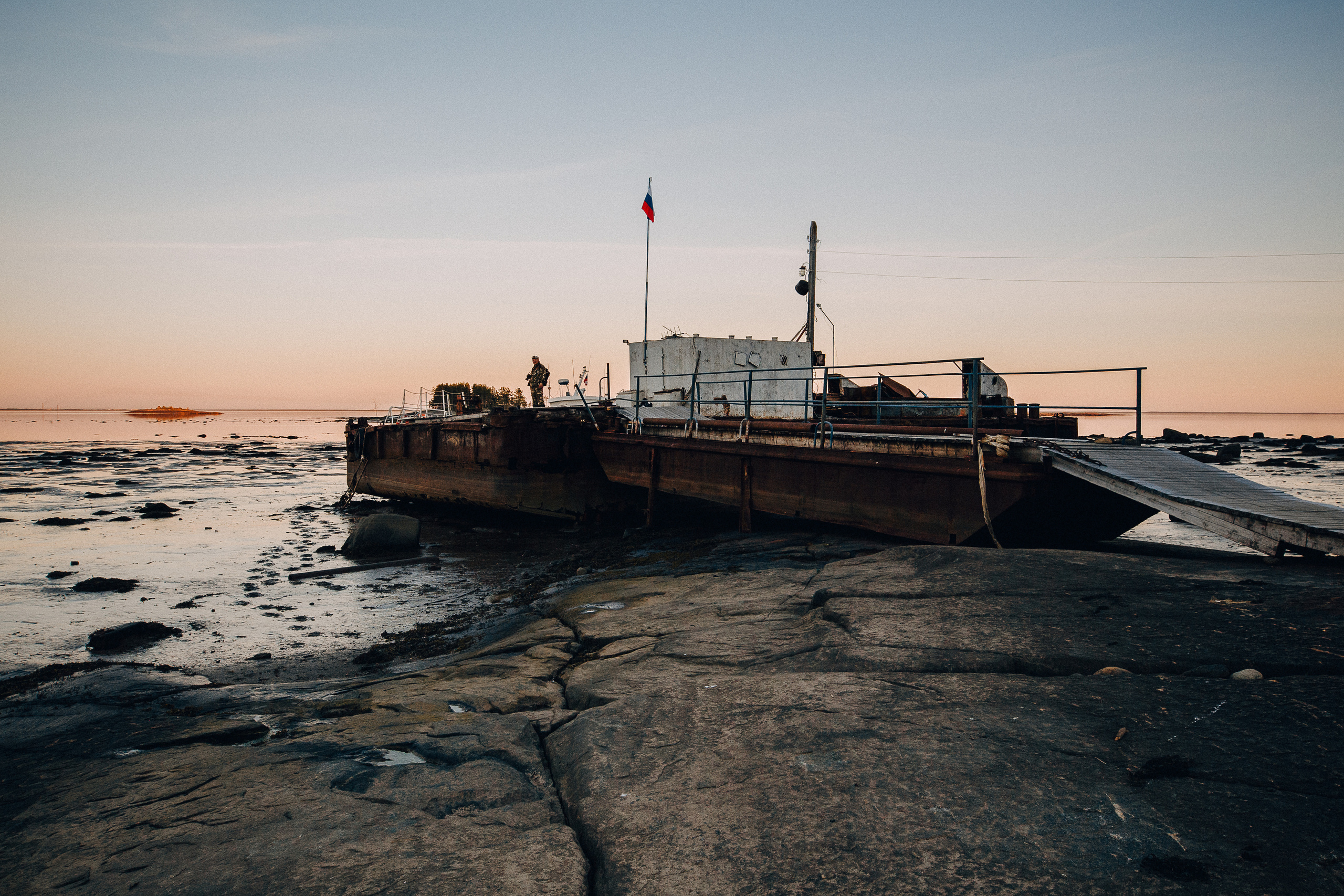 Катер на берегу во время отлива на Белом море
