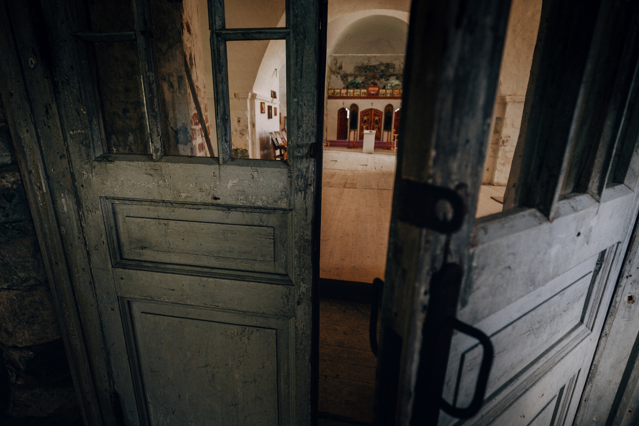 Приоткрытая дверь в храм на Кий острове. 