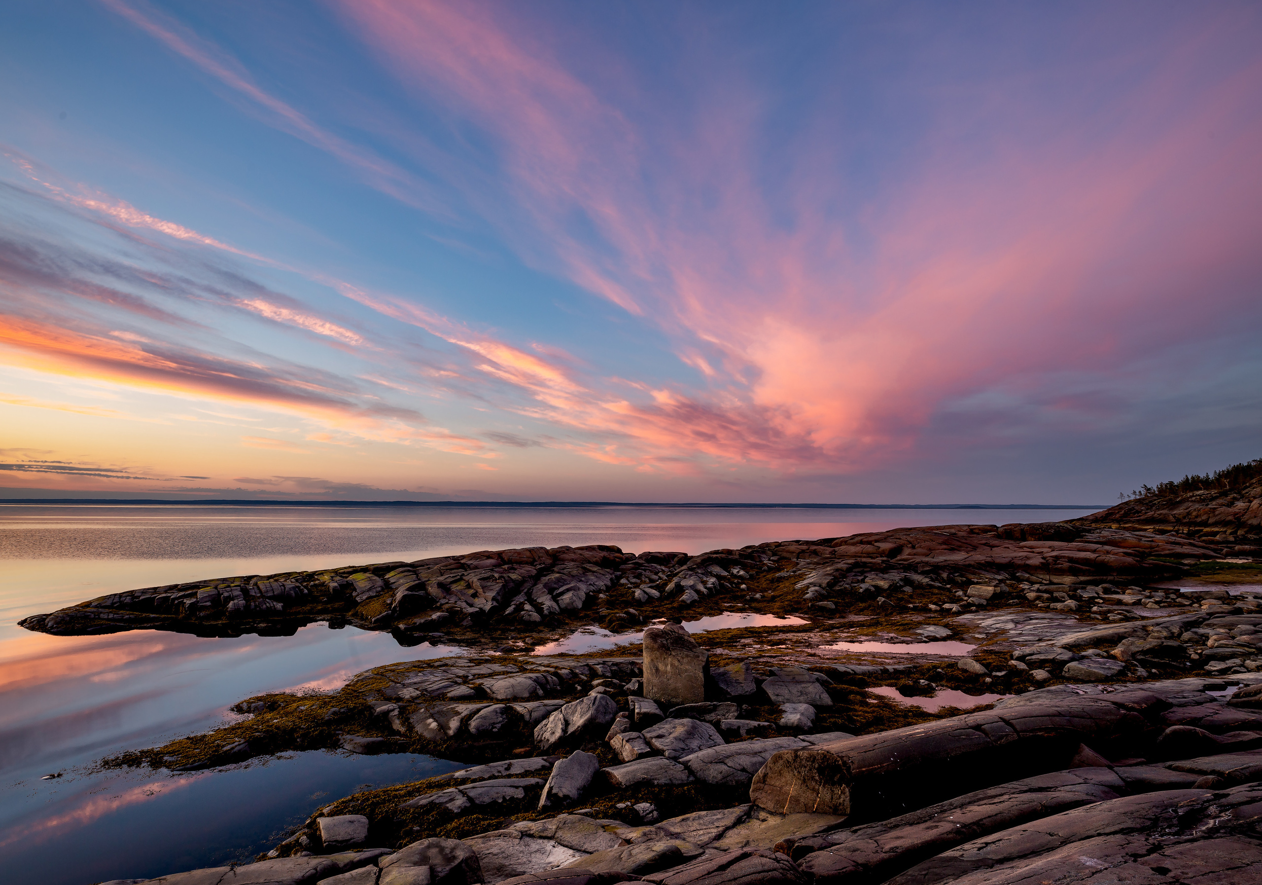 Вечернее синее небо. Пурпурные облака. Закат в Белом море.