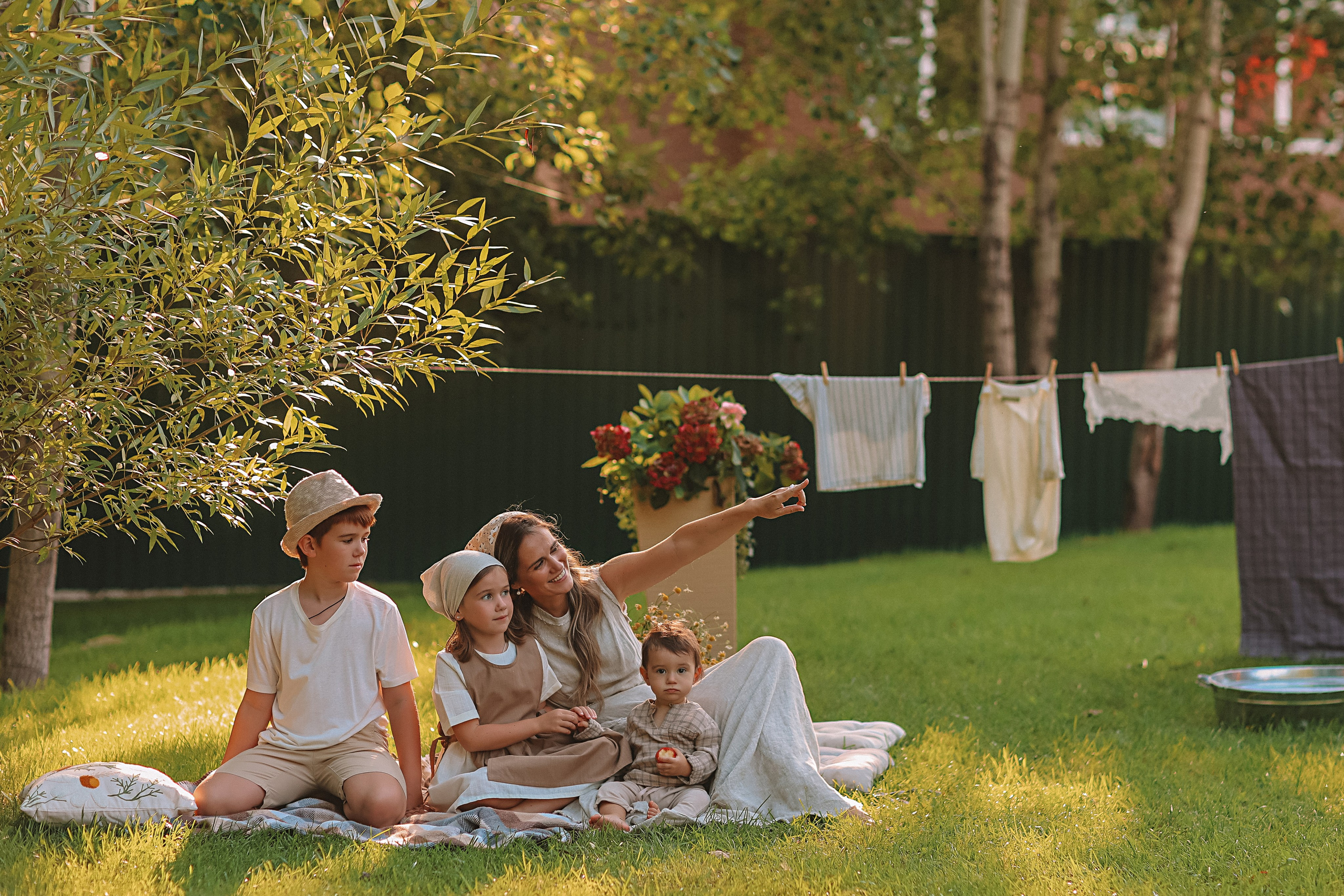 Стирка у дома. Семейный фотограф Тюмень, фотограф на роды Салмина Мария
