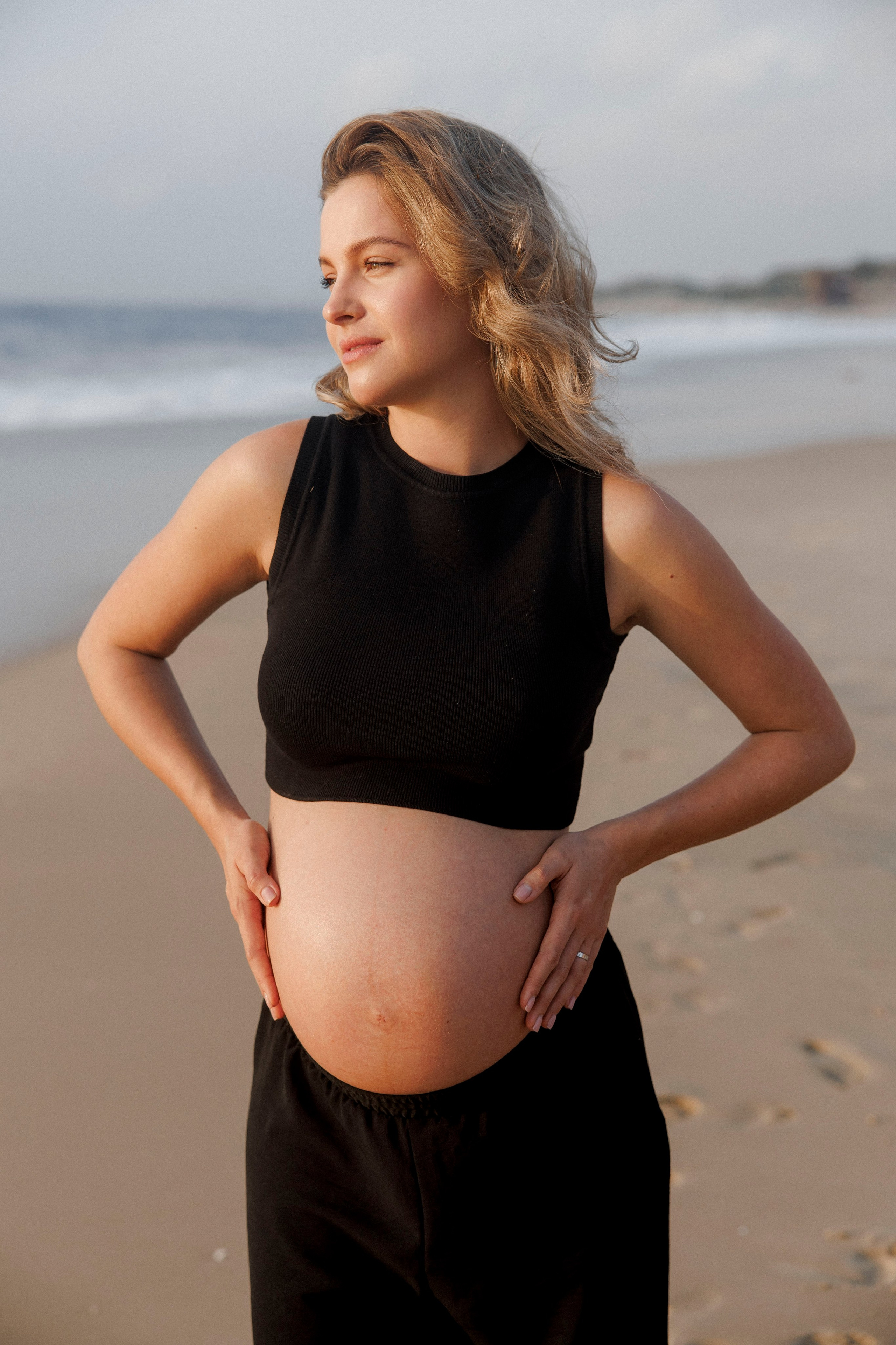 Pregnancy photoshoot near the sea (cloudy weather). Главная