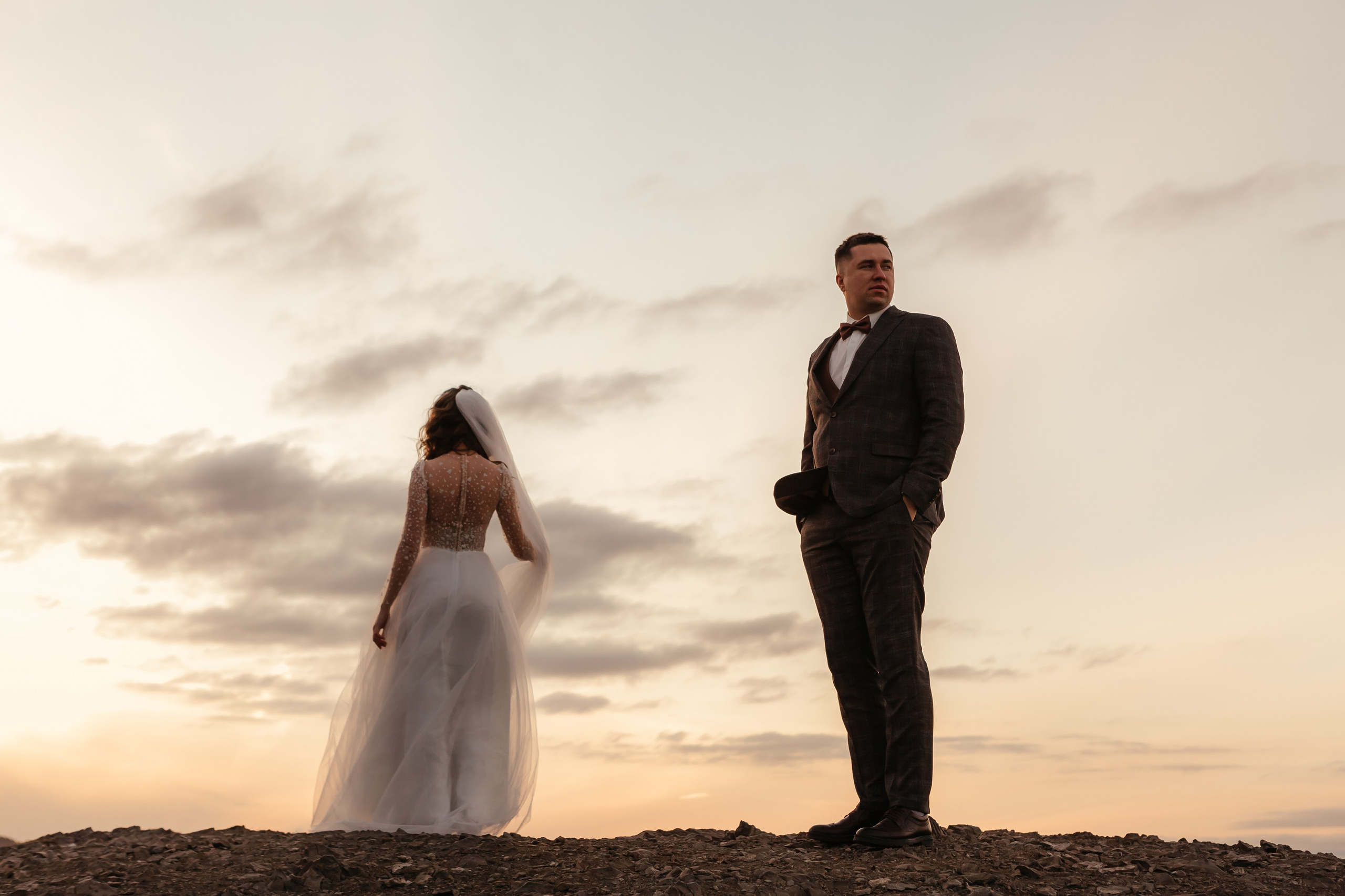 Фотосессия молодоженов на закате в Красноярске