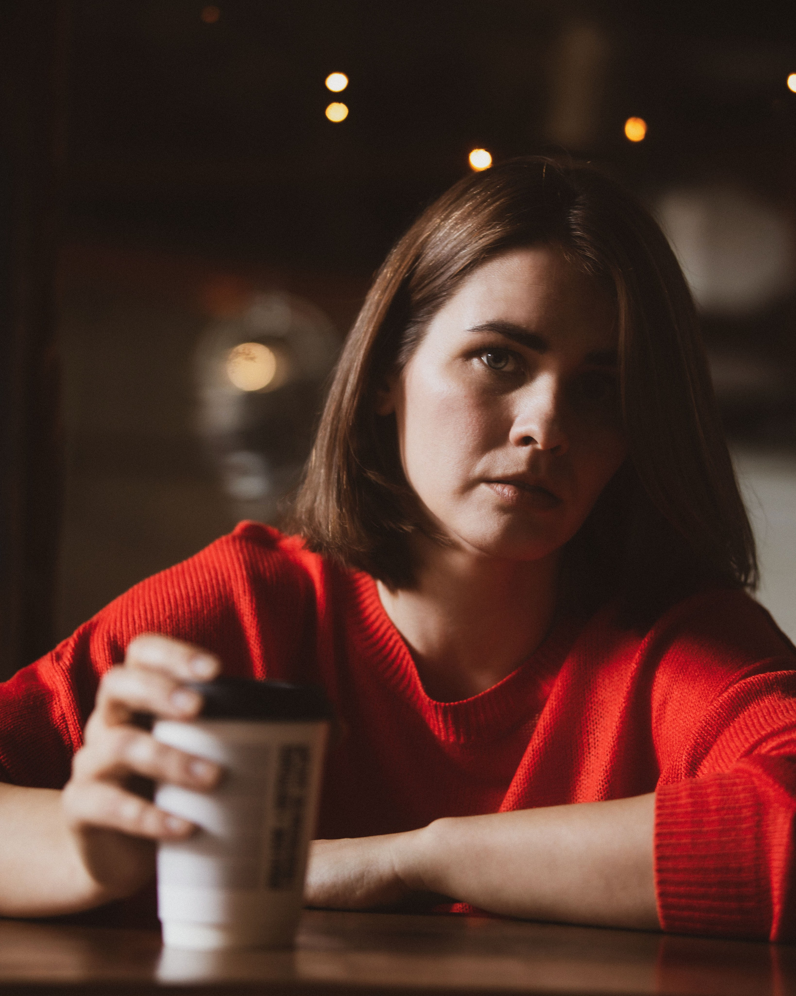 портрет женщины в красном свитере