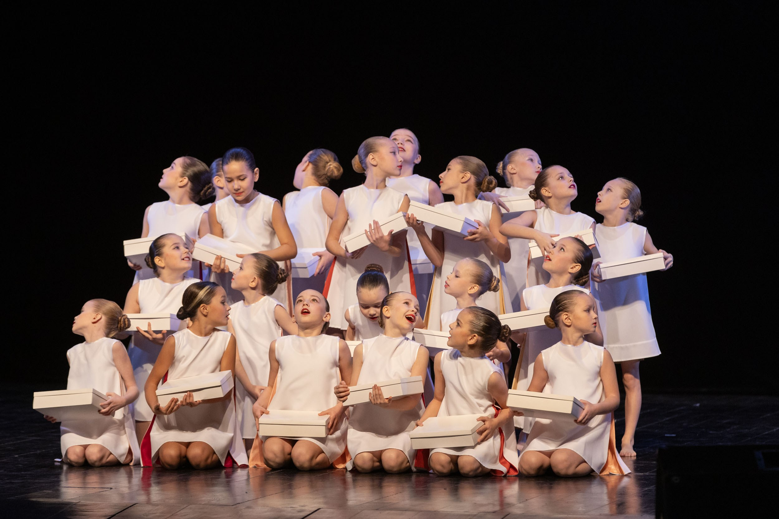 Танцевальный коллектив девочек в бежевых костюмах.