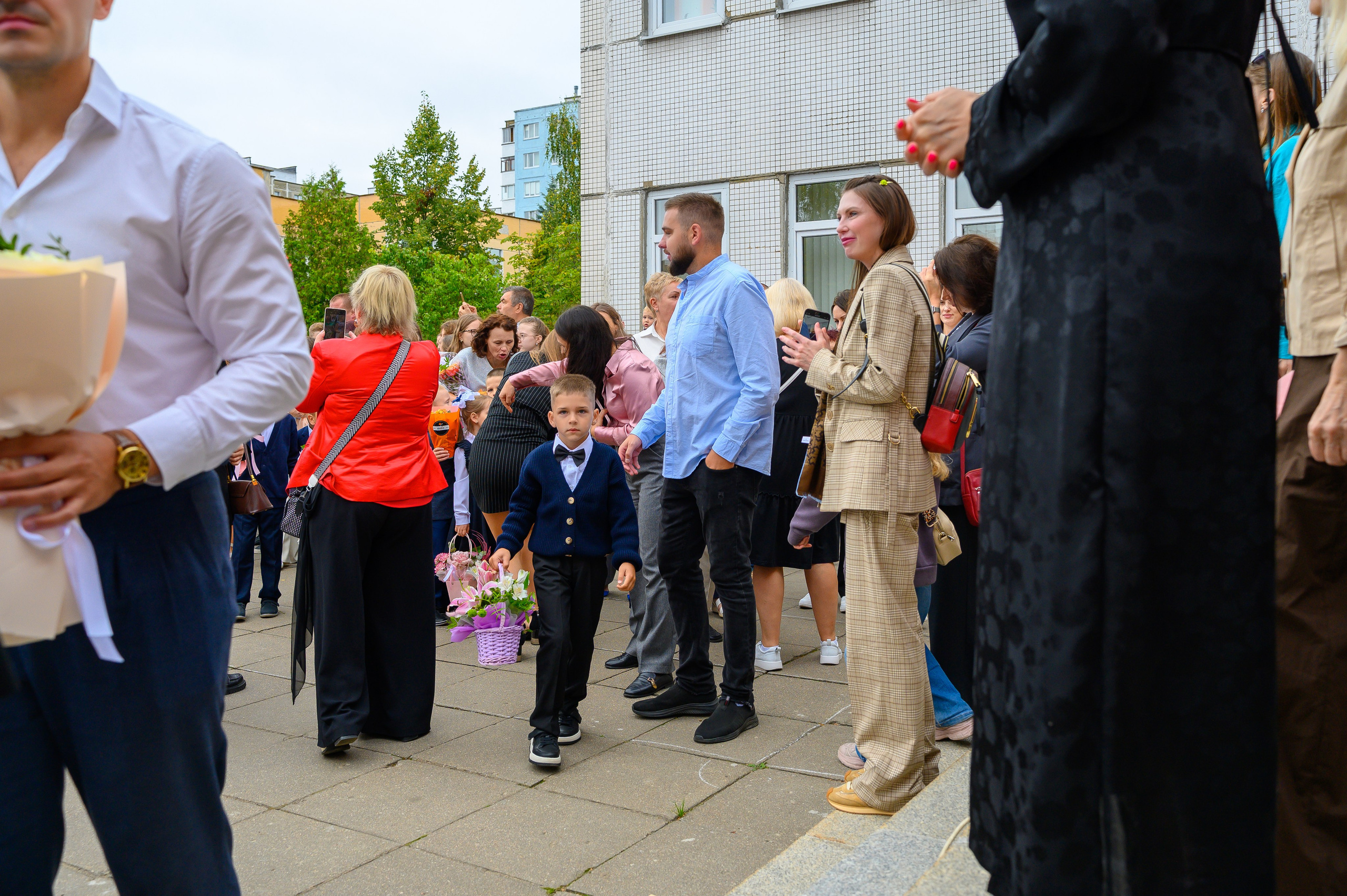 Вот звучит первый звонок, перед этим долгое приготовление к новому этапу в жизни, Яромир идет в школу. Фотоуслуги, услуги фотографа, фотографирование важных событий