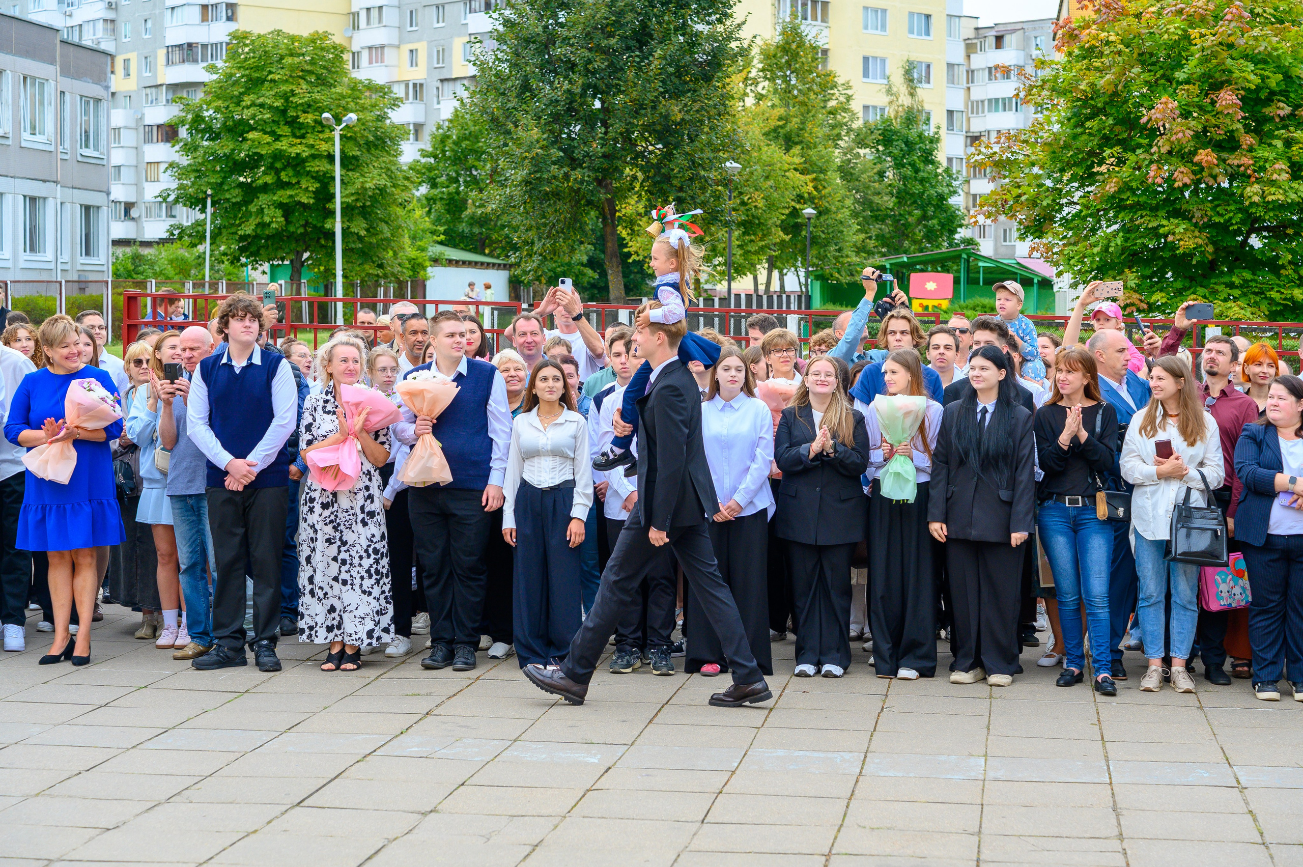Вот звучит первый звонок, перед этим долгое приготовление к новому этапу в жизни, Яромир идет в школу. Фотоуслуги, услуги фотографа, фотографирование важных событий