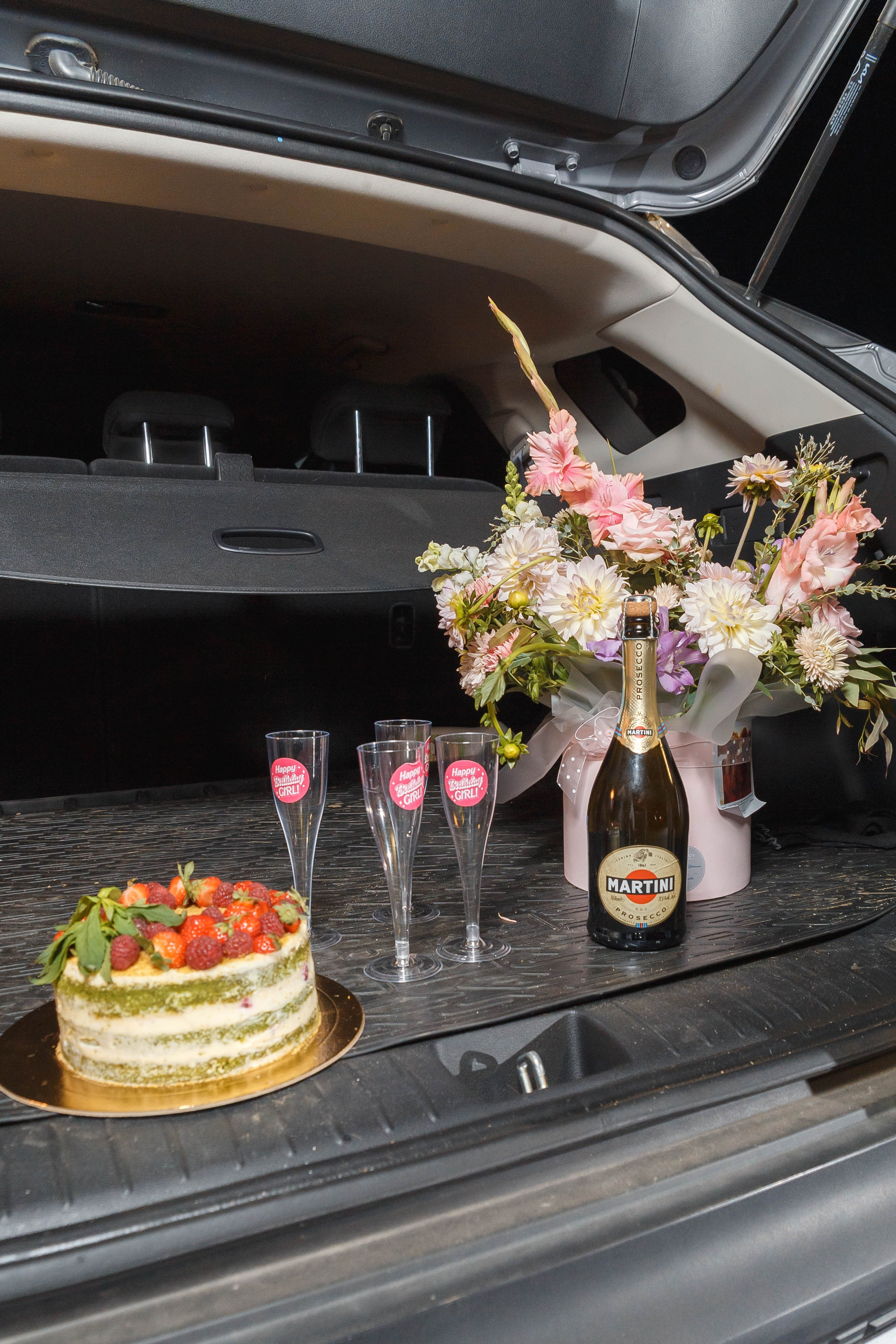 День рождения Оксаны: подруги, набережная, торт, шампанское. Событийный фотограф Максим Бескоровайновнов