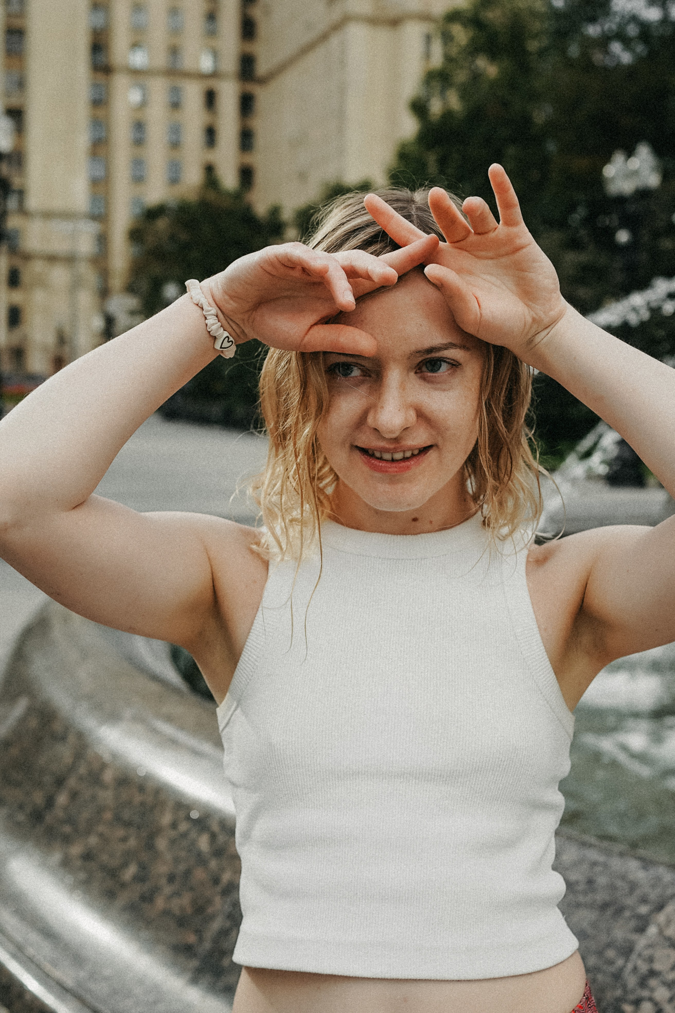 Девушка по городу шагает босиком. Фотограф Наталья Колганова