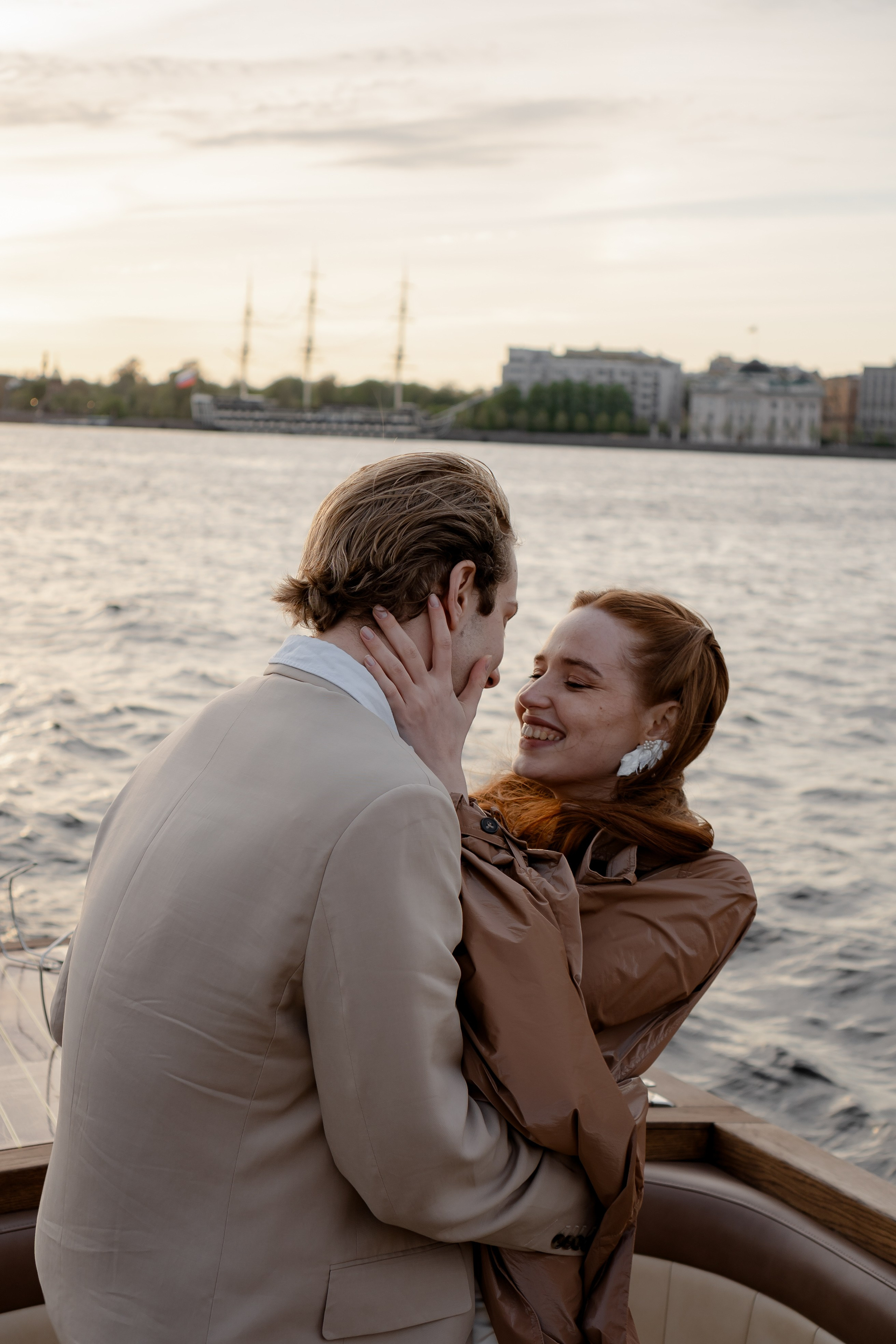 СВАДЕНБНАЯ СЬЕМКА НА КАТЕРЕ ПО КАНАЛАМ САНКТ-ПЕТЕРБУРГА И В АКВАТОРИИ НЕВЫ. Профессиональный фотограф, Санкт-Петербург — Виктория Богомолова