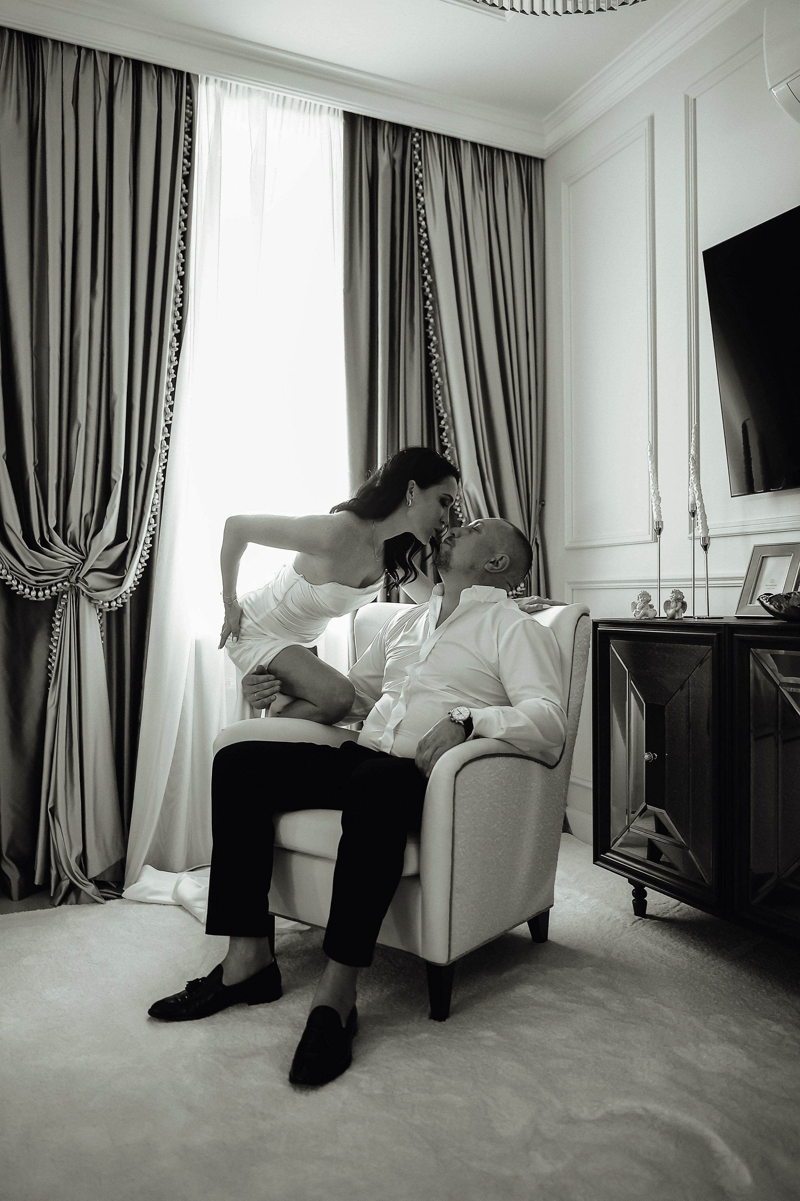 Жених сидит в кресле во время утренних сборов