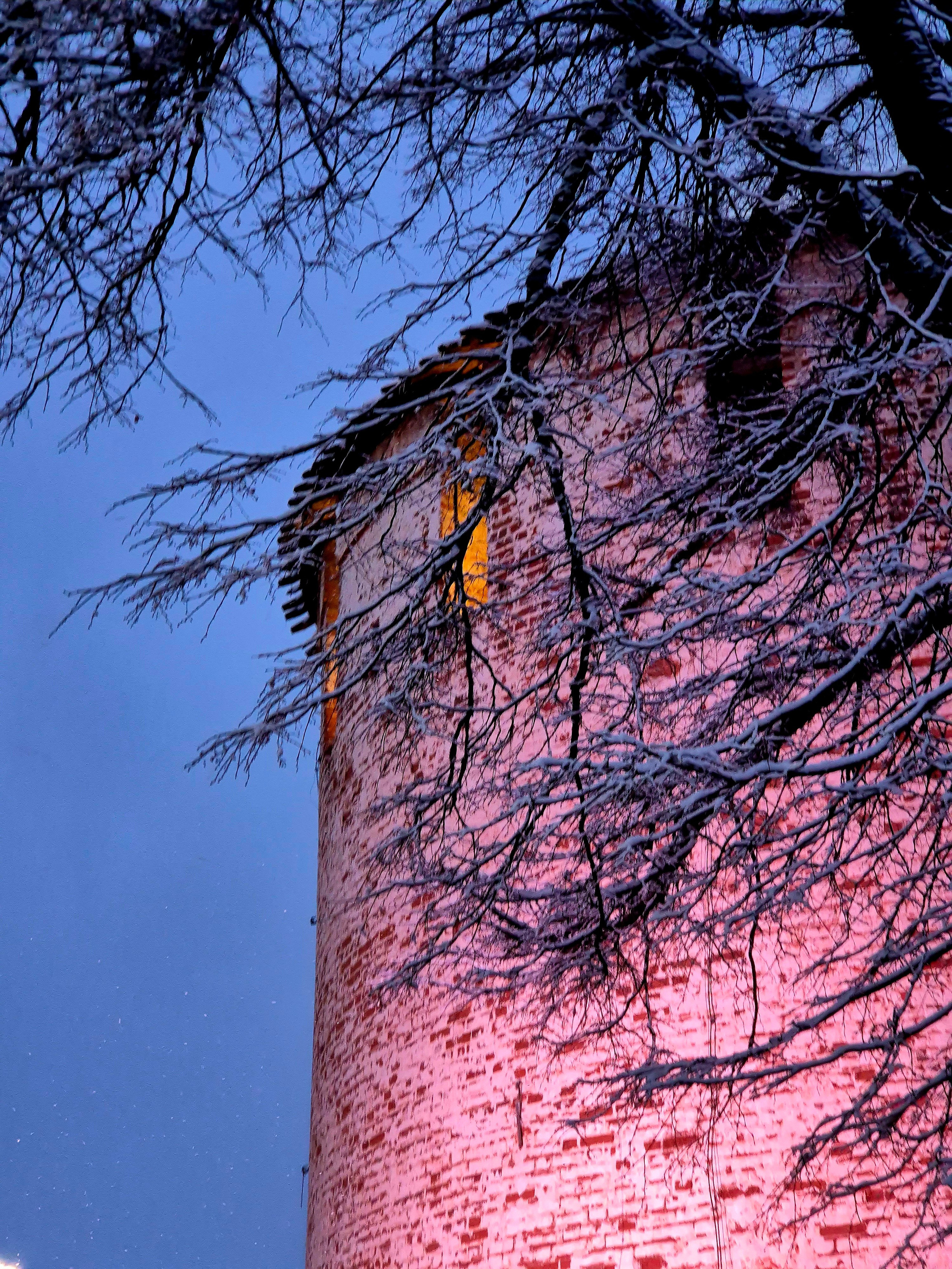Это место у Кремлевской стены, на мой взгляд, самое живописное, но обойденное туристами, которые сразу спешат в сторону Рождественской улицы