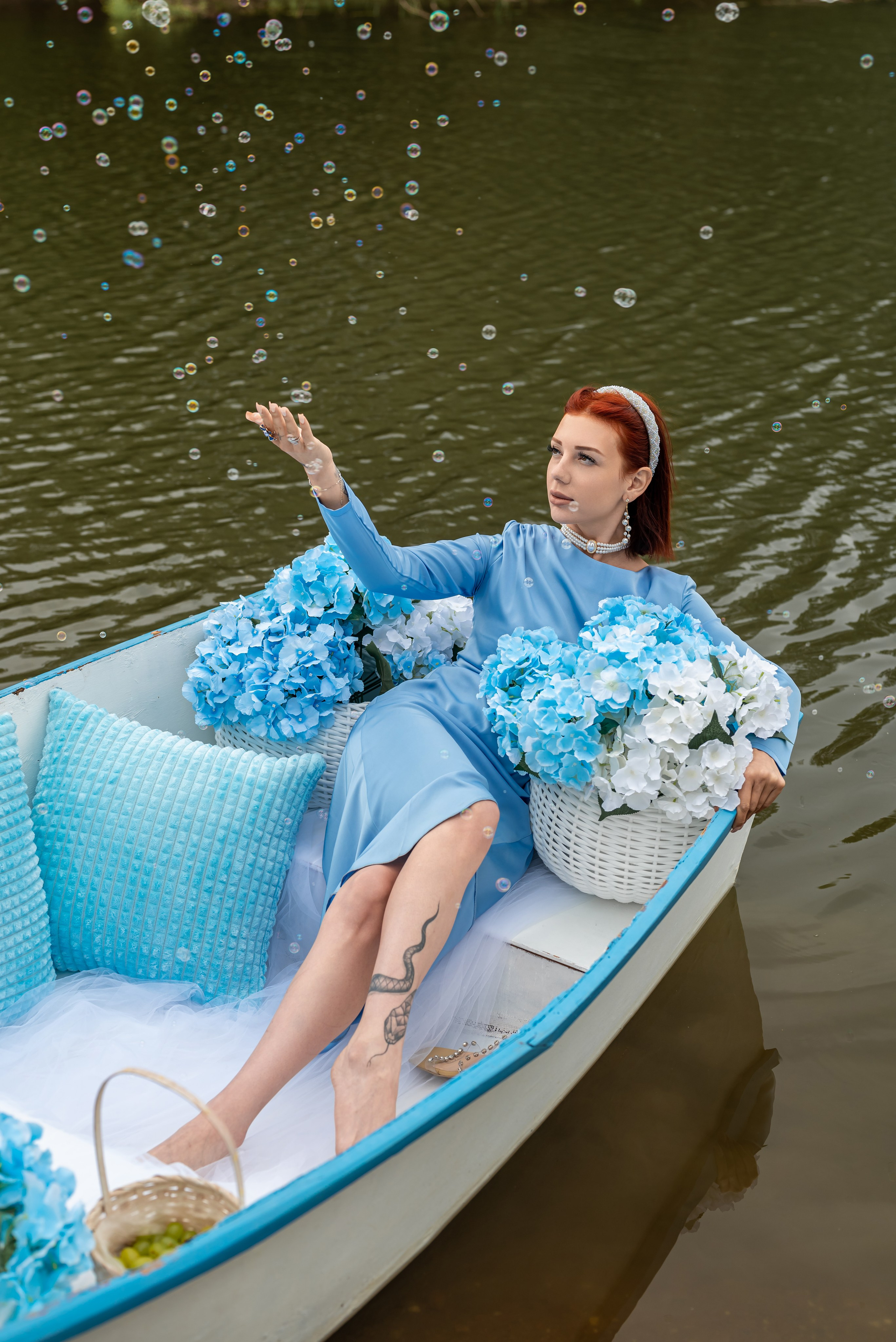 Фотопроект на лодке с голубыми гортензиями. Фотограф в городе Салават