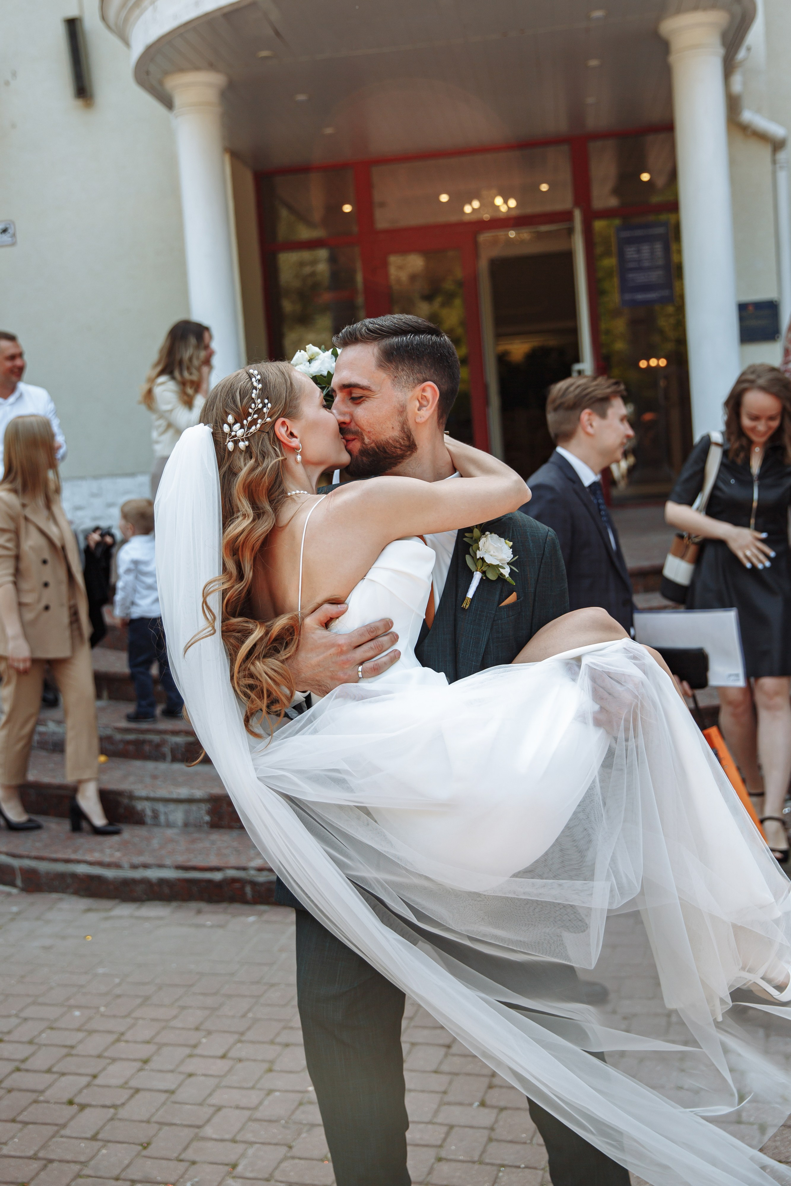 Свадебная фотосессия с кабриолетом и в загородном клубе Artiland. Свадебный фотограф Москва и МО Сергей Киржаев