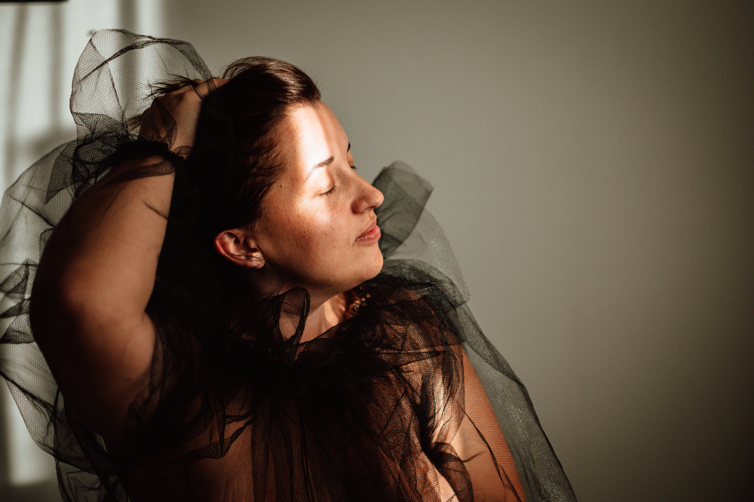 Портретная съемка в черном образе. Lifestyle фотограф в Жодино Ника Хруцкая