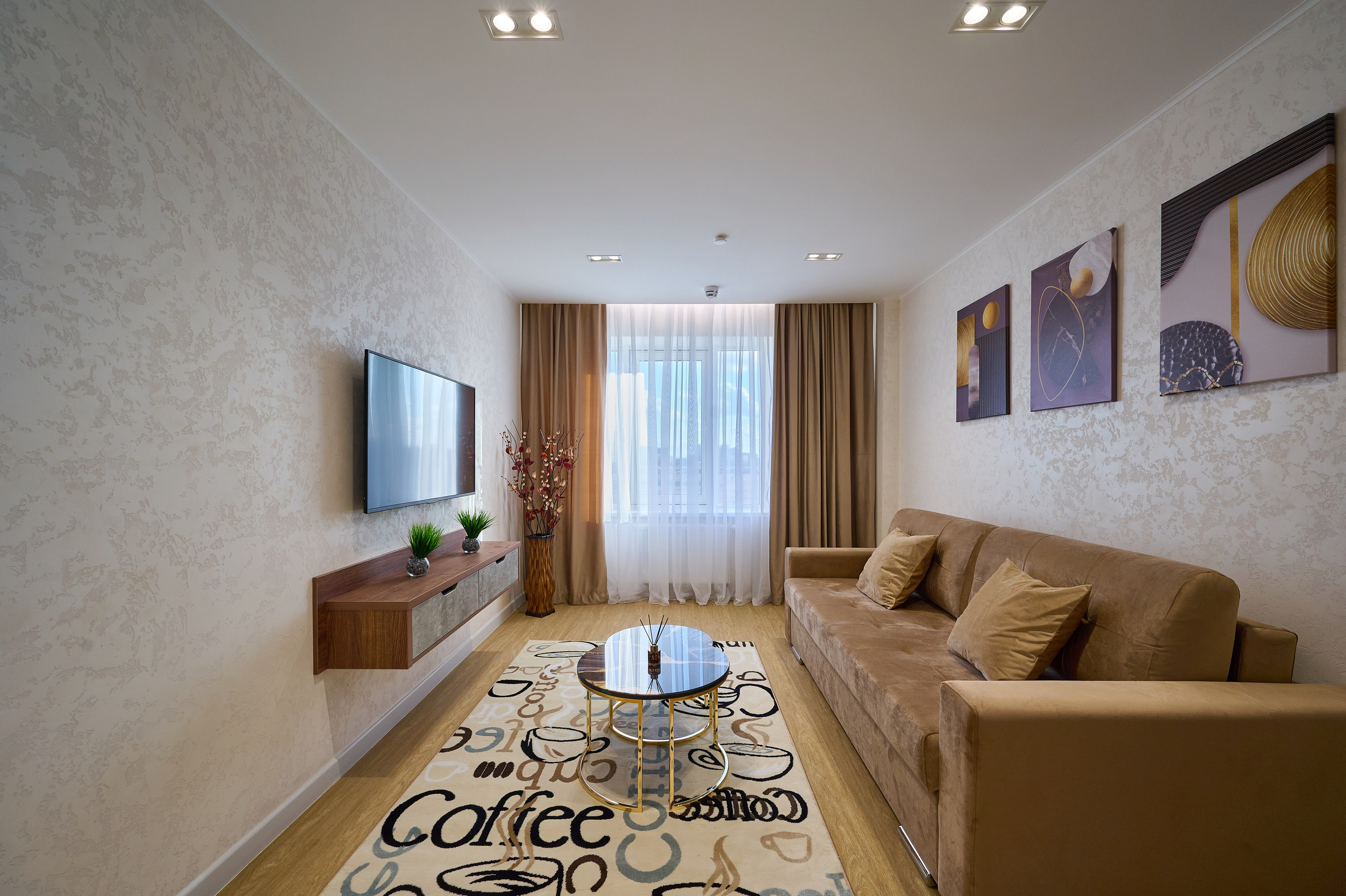 гостиная светлые оттенки коричневый диван коричневые шторы полка с ящиками телевизор круглый стол