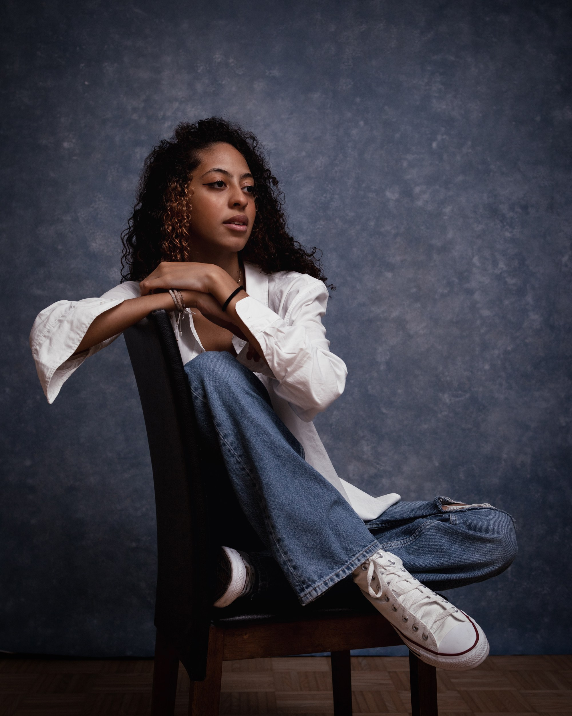 Студийная съёмка: бразильянка с кудрявыми волосами