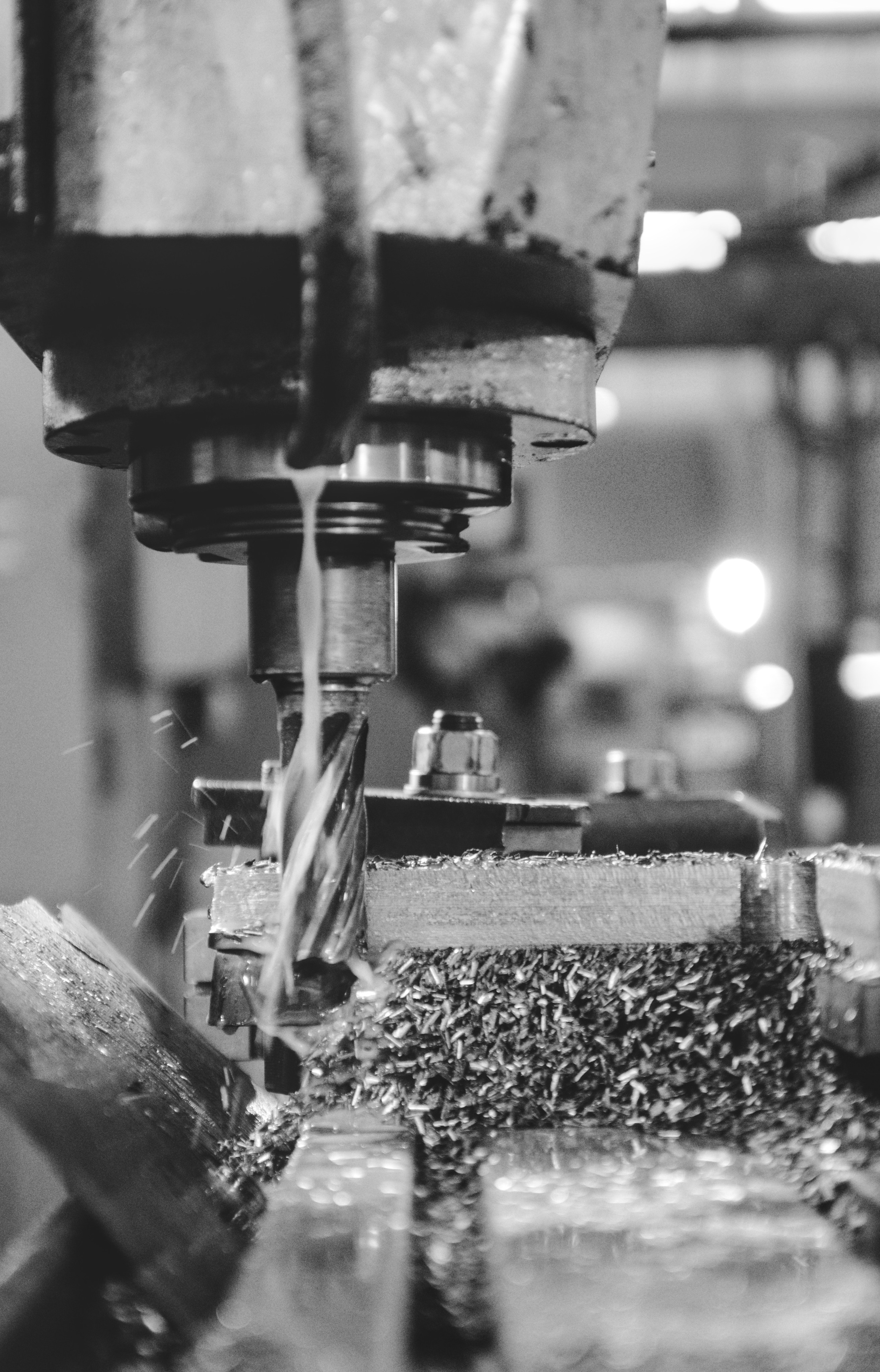 На этой фотографии изображены различные станки и детали, используемые в машиностроении. В центре внимания находятся сложные механизмы и компоненты, которые применяются для производства различных изделий. Станки, представленные на фотографии, демонстрируют высокий уровень автоматизации и точности, что является ключевым фактором в современном промышленном производстве