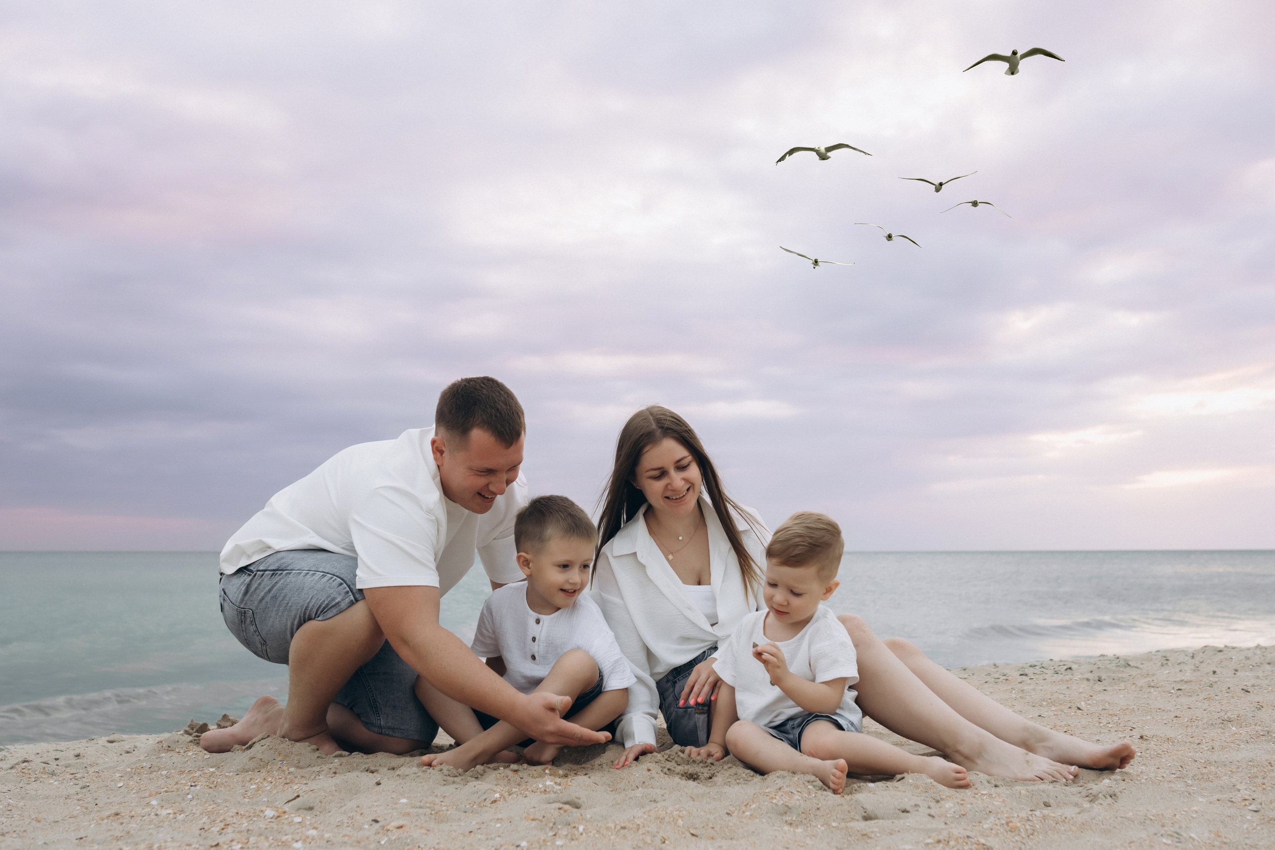Фотограф Голубицкая создала динамичный кадр – папа бежит за сыновьями с водяным пистолетом  