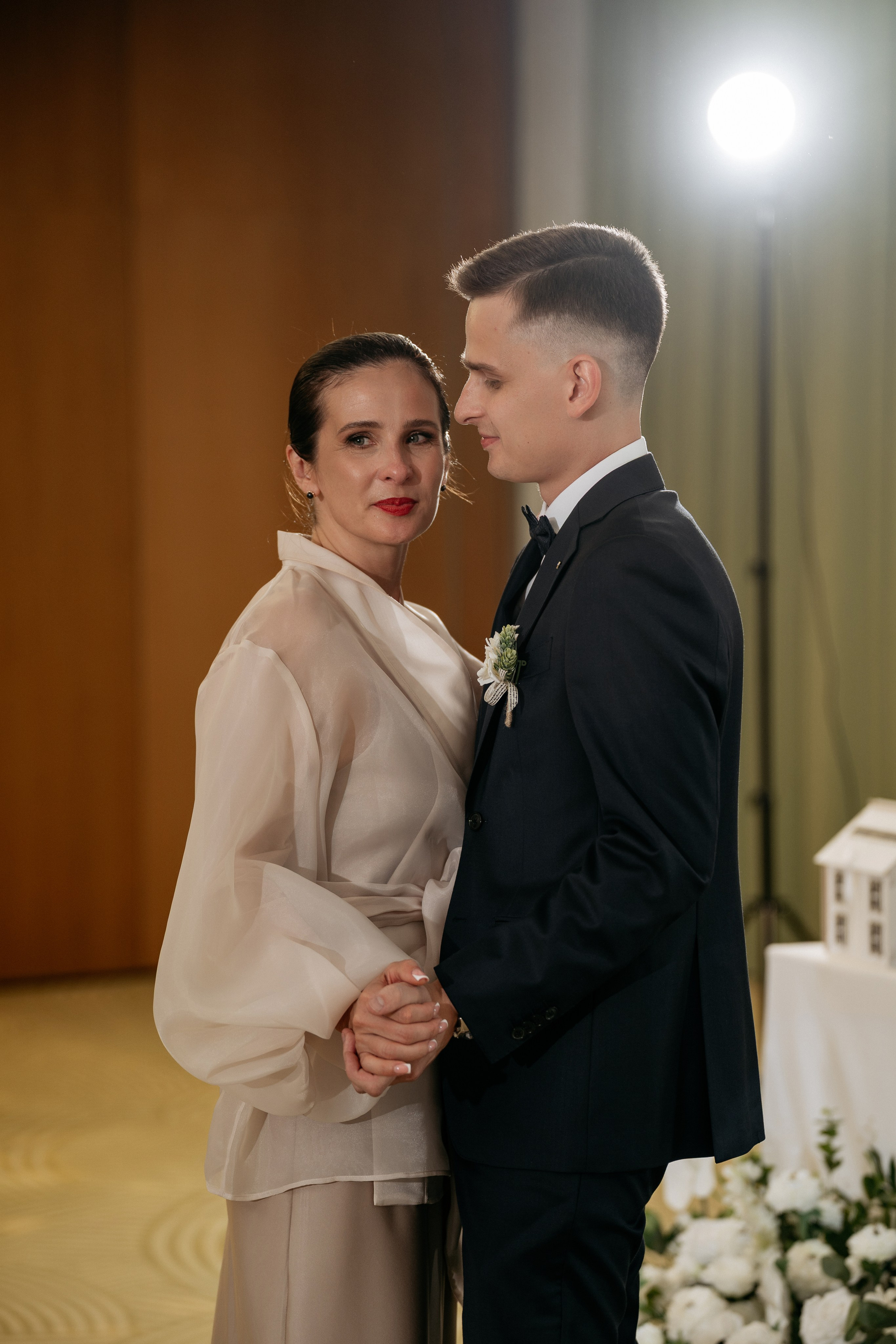 Фотограф Новороссийск - жених танцует с мамой.