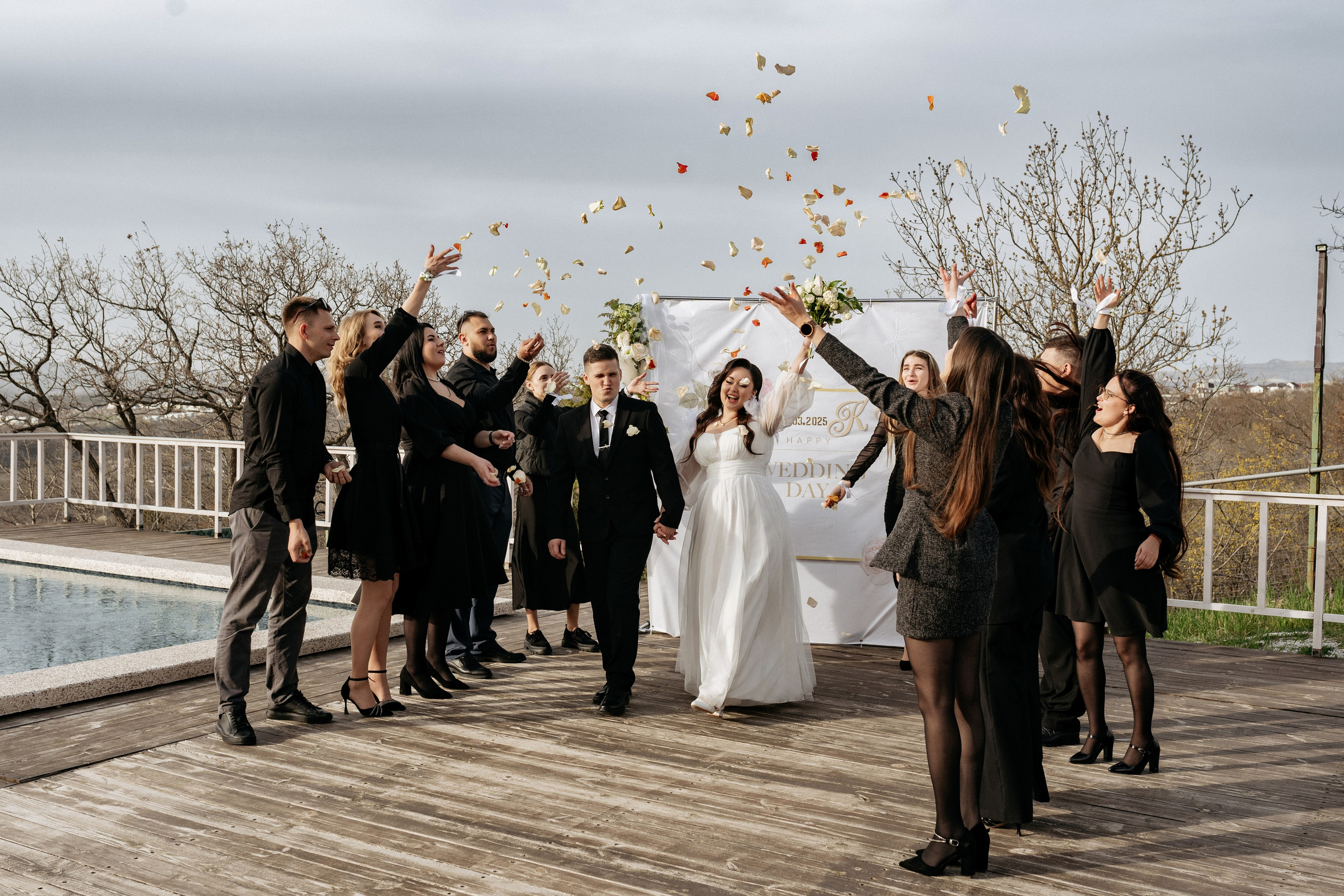 друзья жениха и невесты поздравляют молодоженов, свадебная фотосессия в Абрау-Дюрсо, свадебный фотограф
