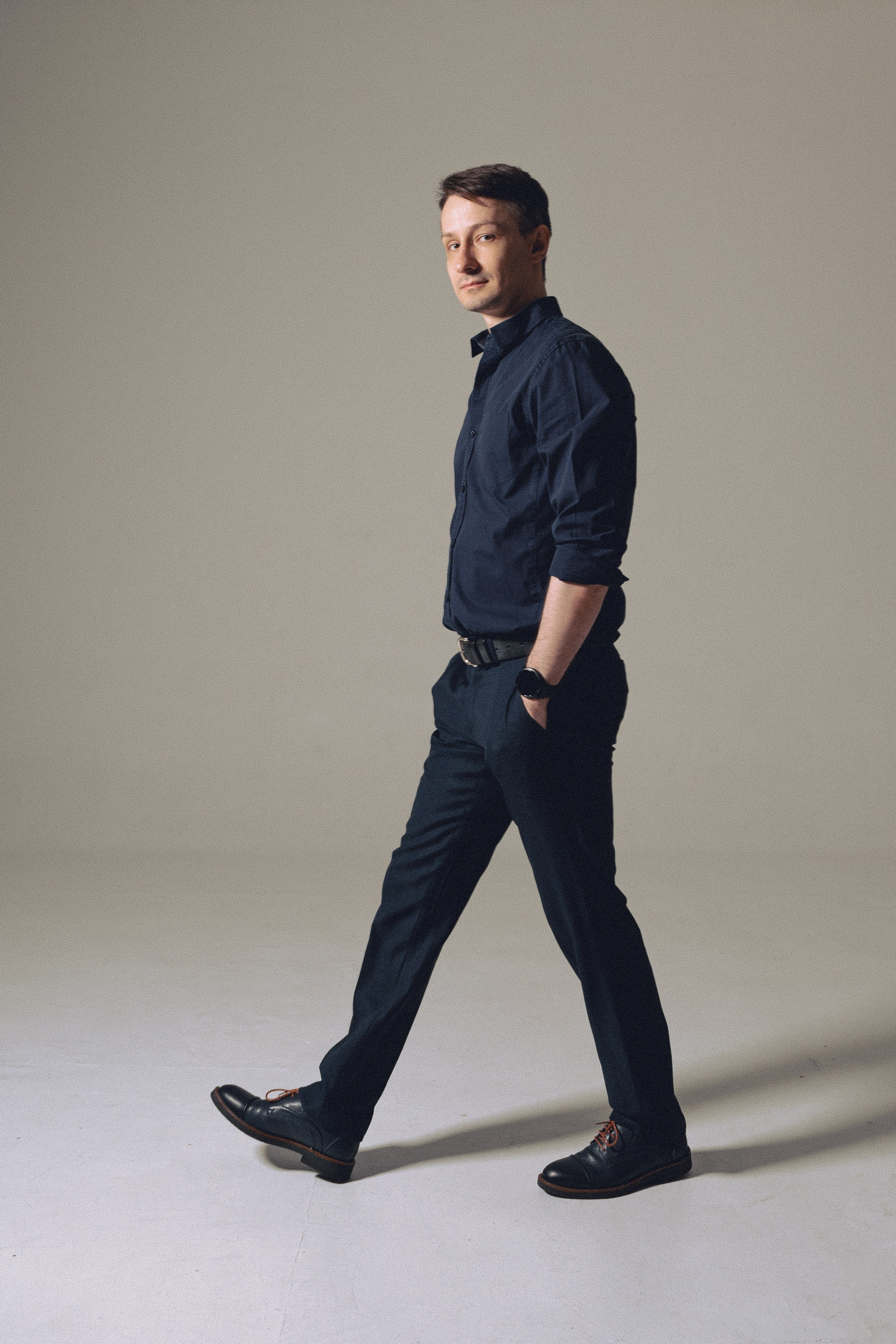 деловой портрет мужчины в студийной атмосфере на циклораме