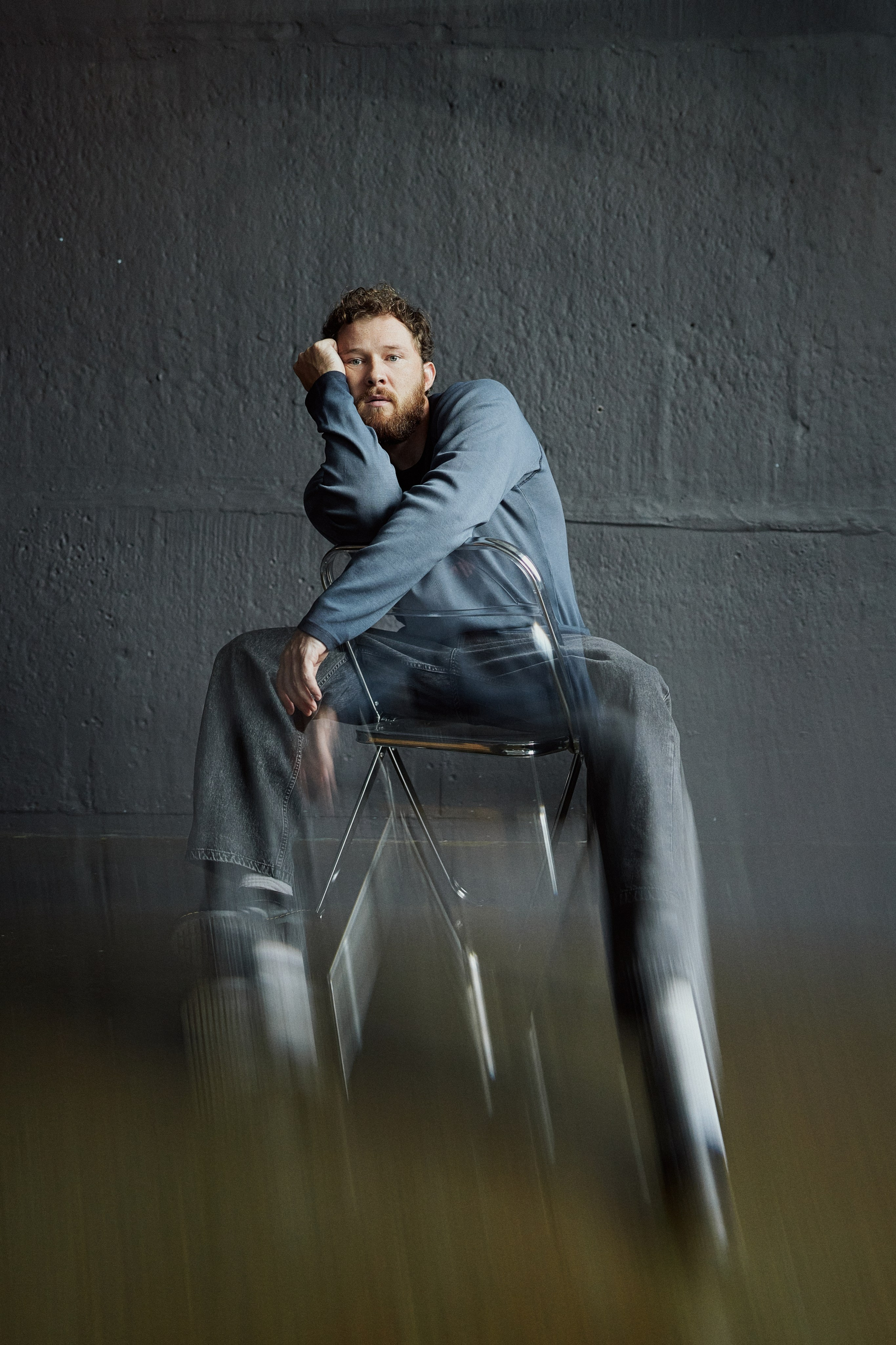 стильный и контрастный портрет мужчины в студии Хабаровск