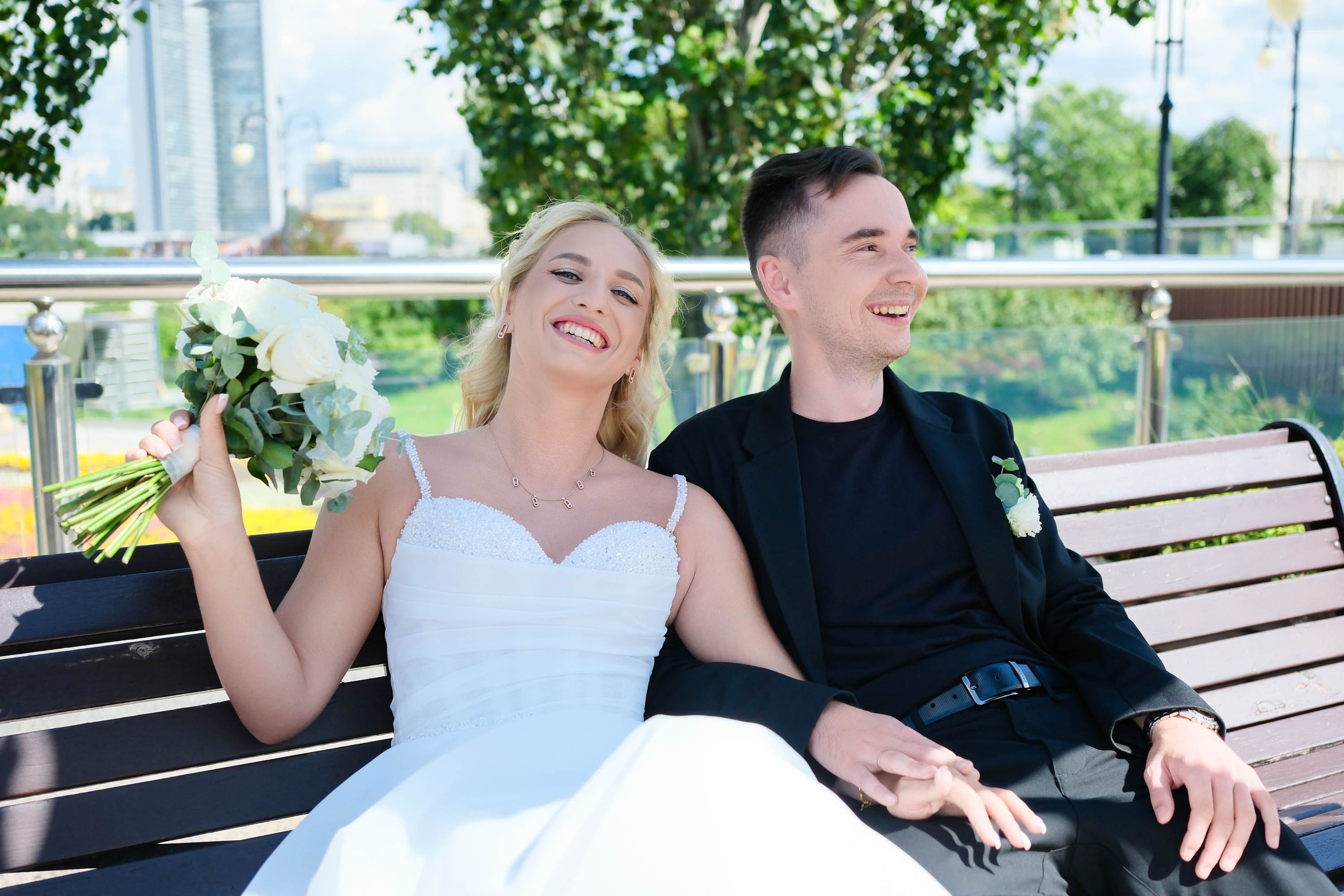 молодожены лавочка