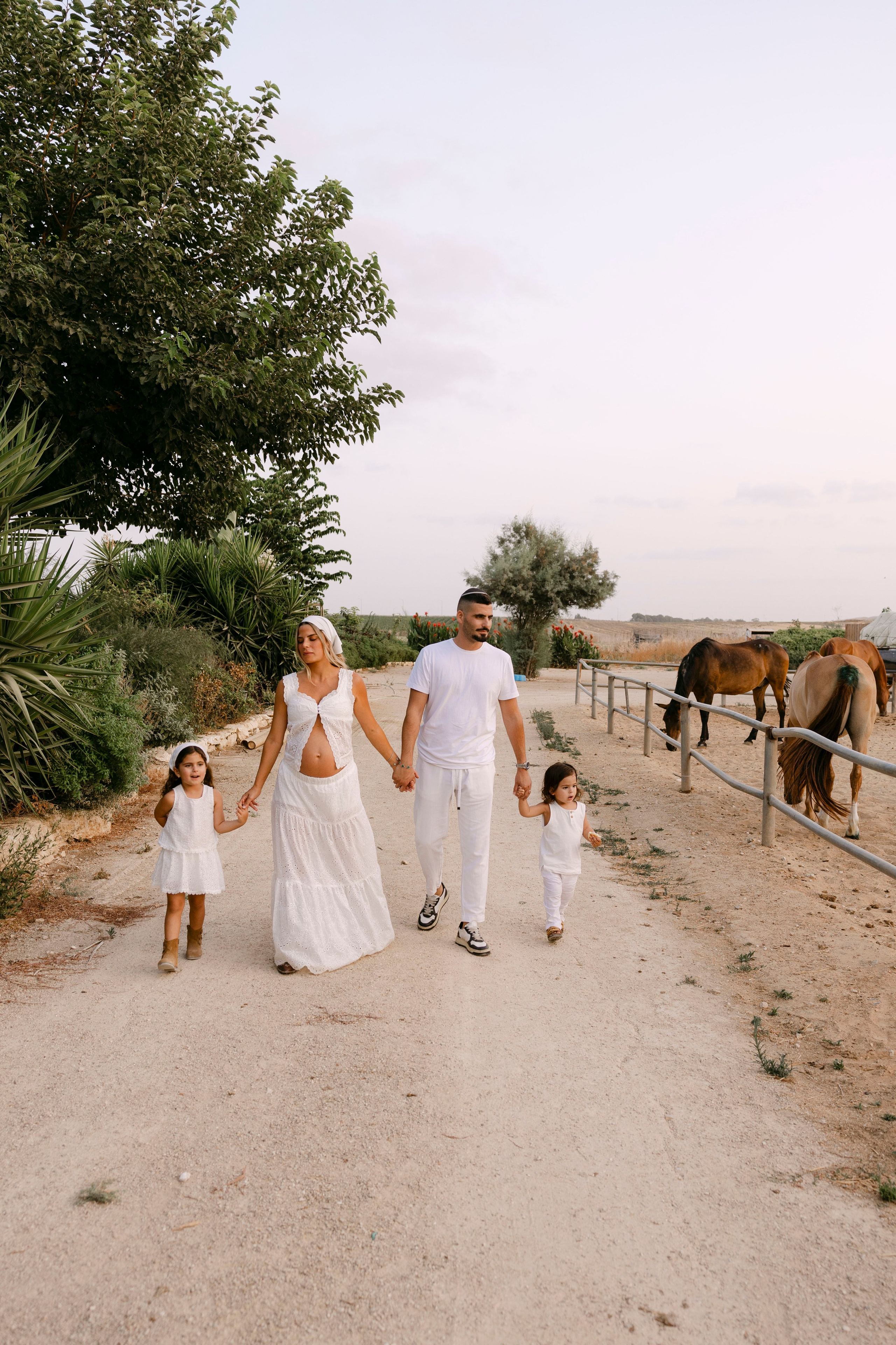 Pregnancy photoshoot at the horse farm. Главная