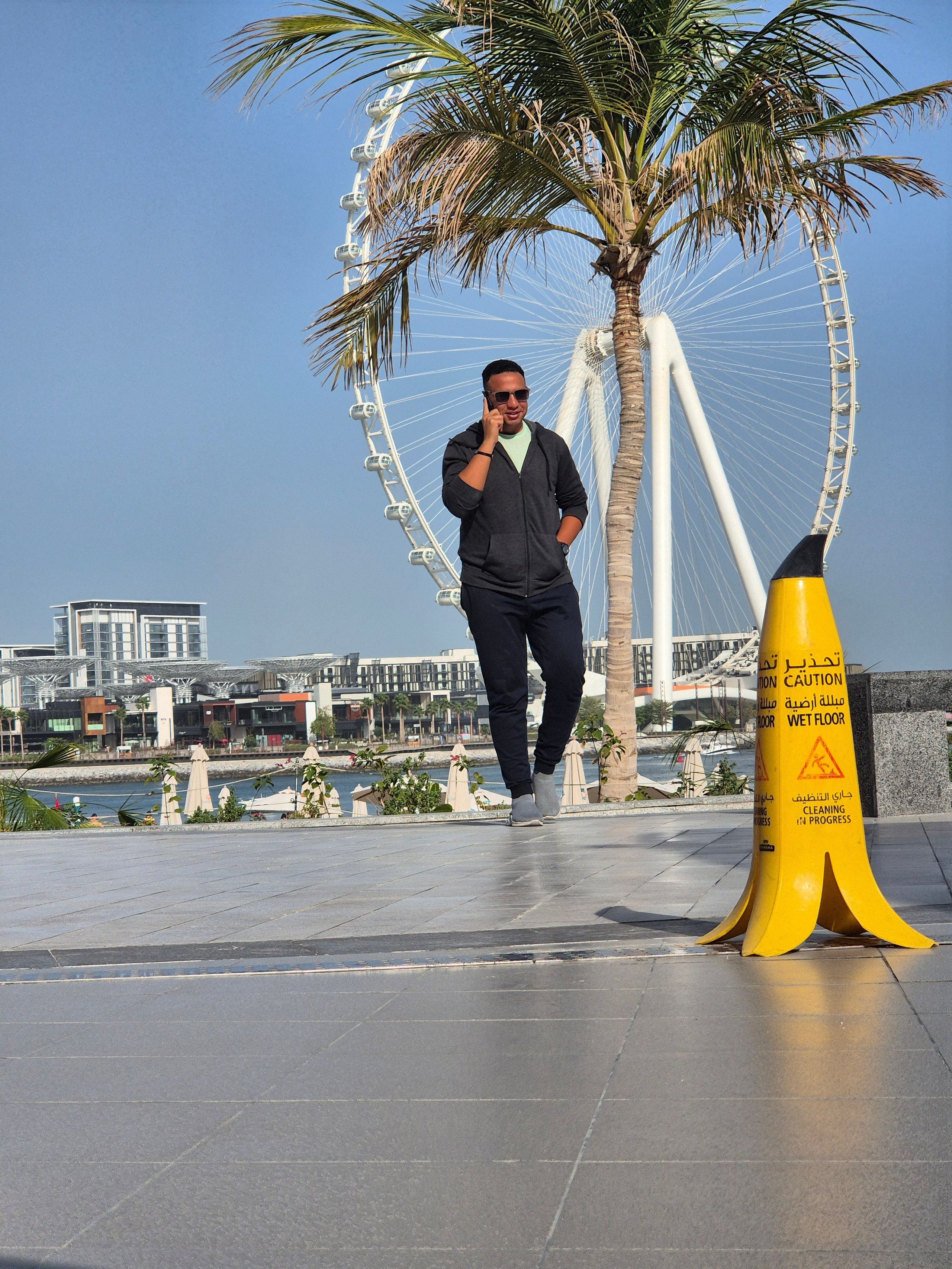 Понравился указатель мокрого пола, в виде банановой кожуры :)