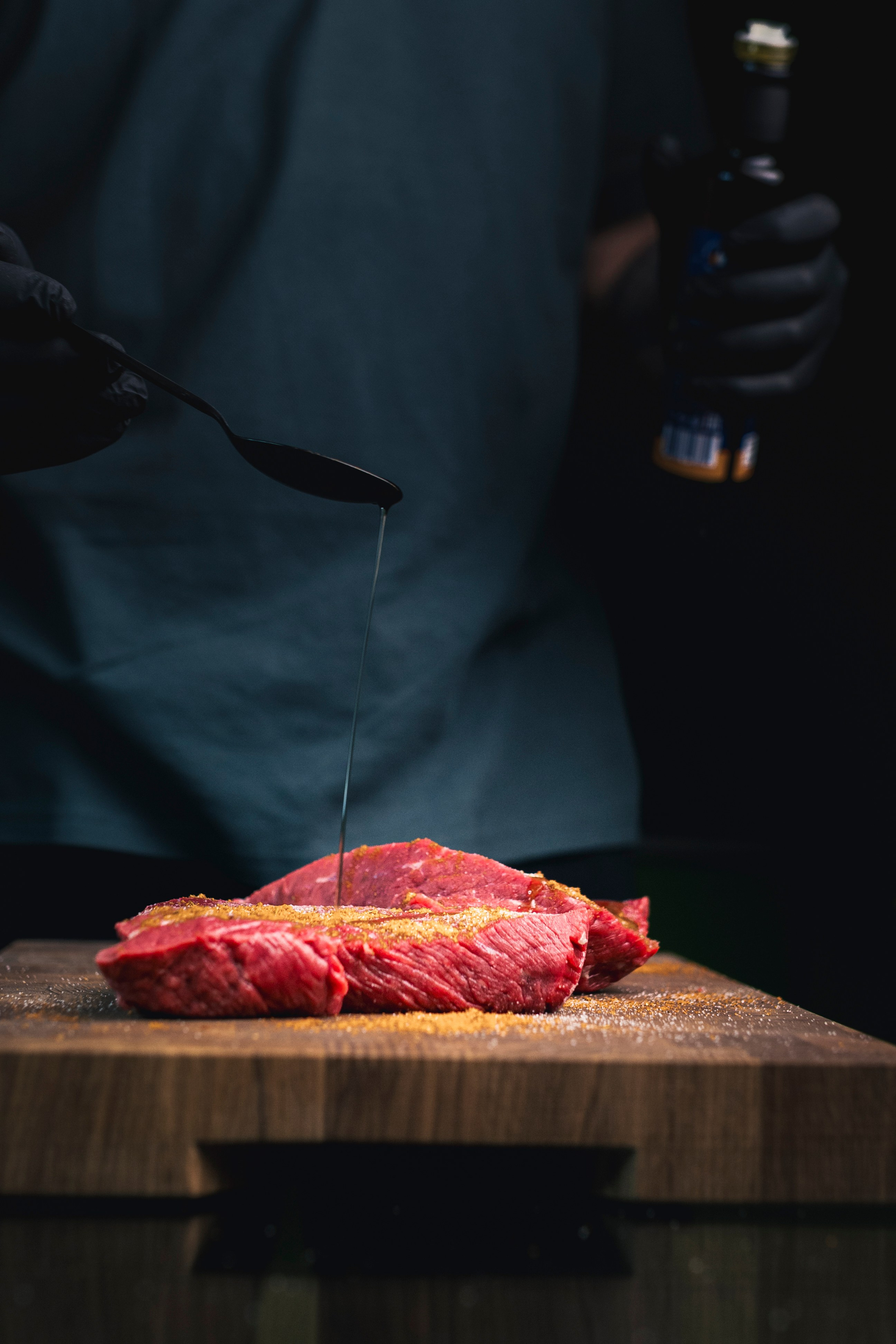 мужчина готовит мясо 