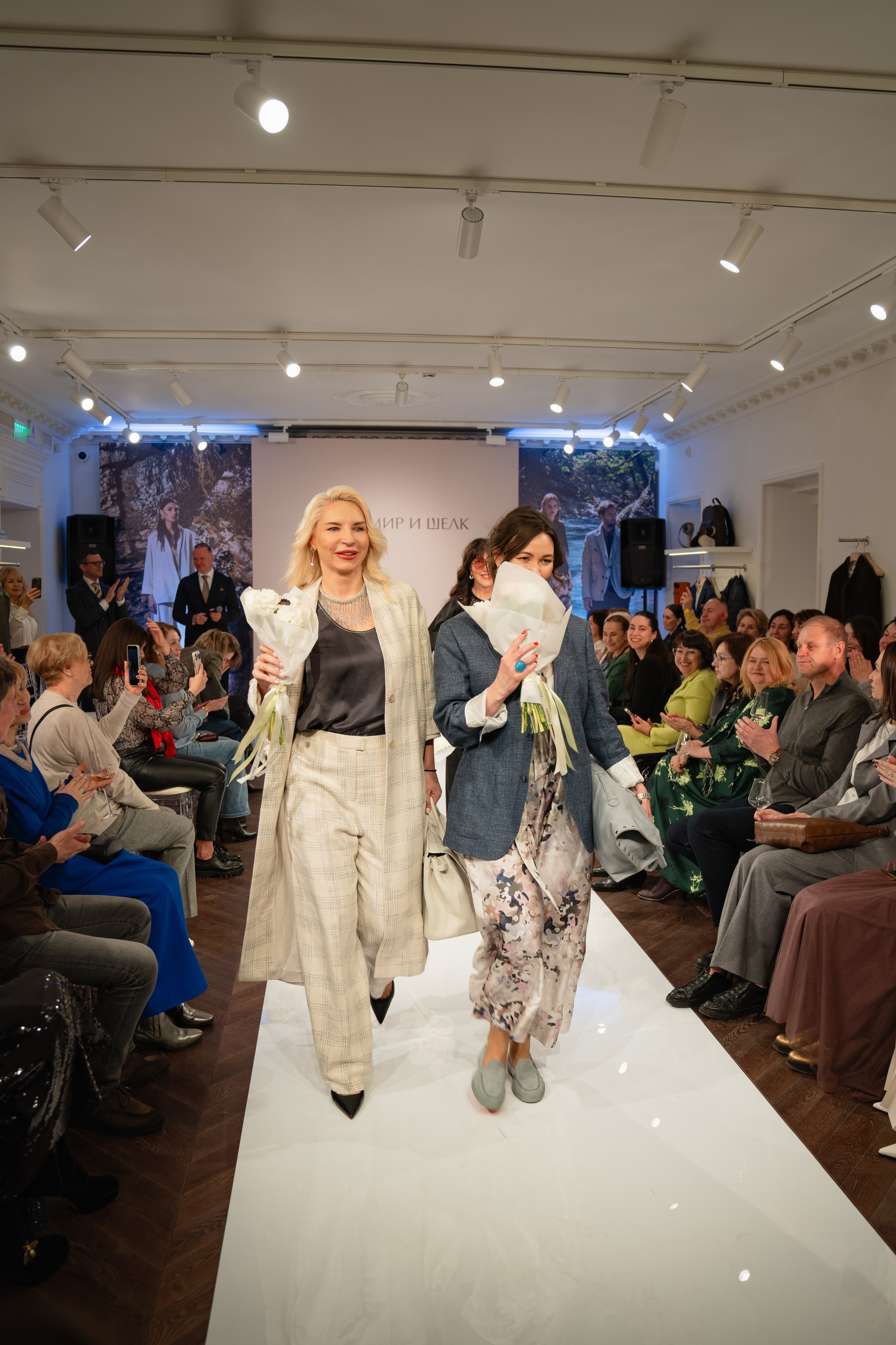 Модельный показ. Занимаюсь профессиональной фотографией и живу рядом с Байкалом. Работаю в разных жанрах