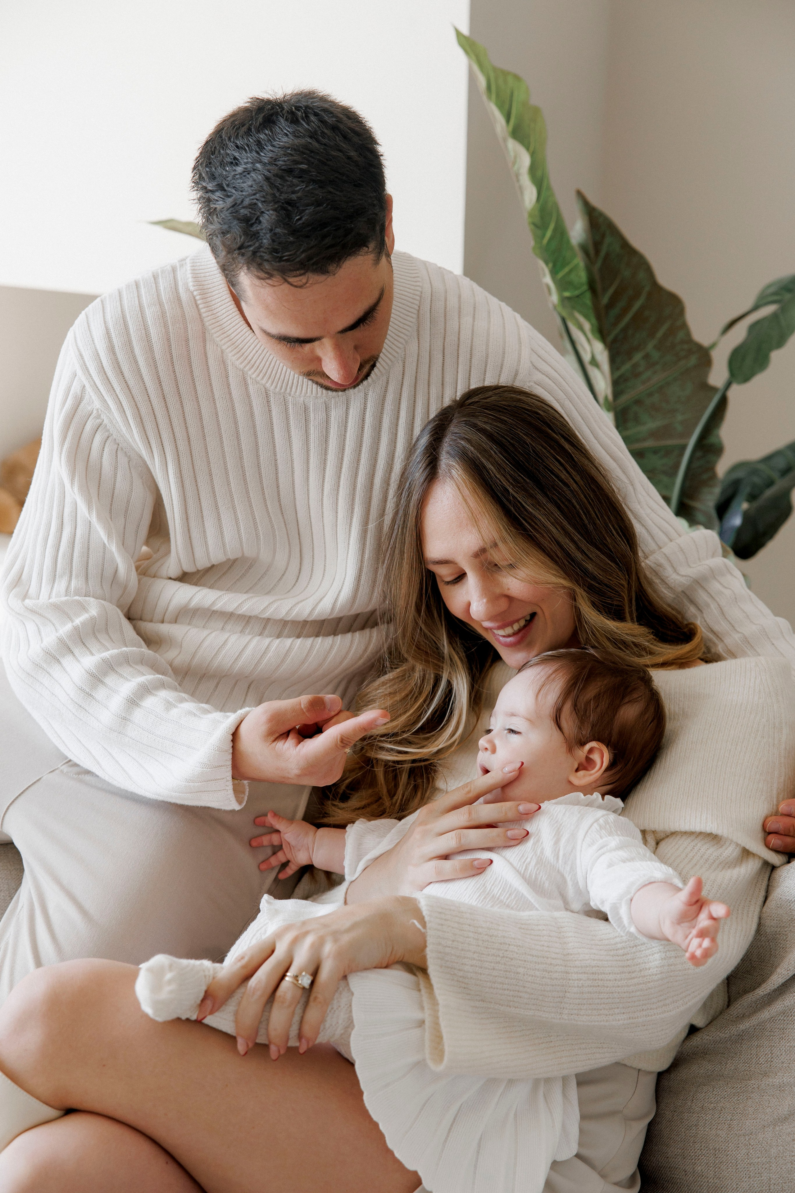 6 months old family photoshoot inside the white studio. Главная