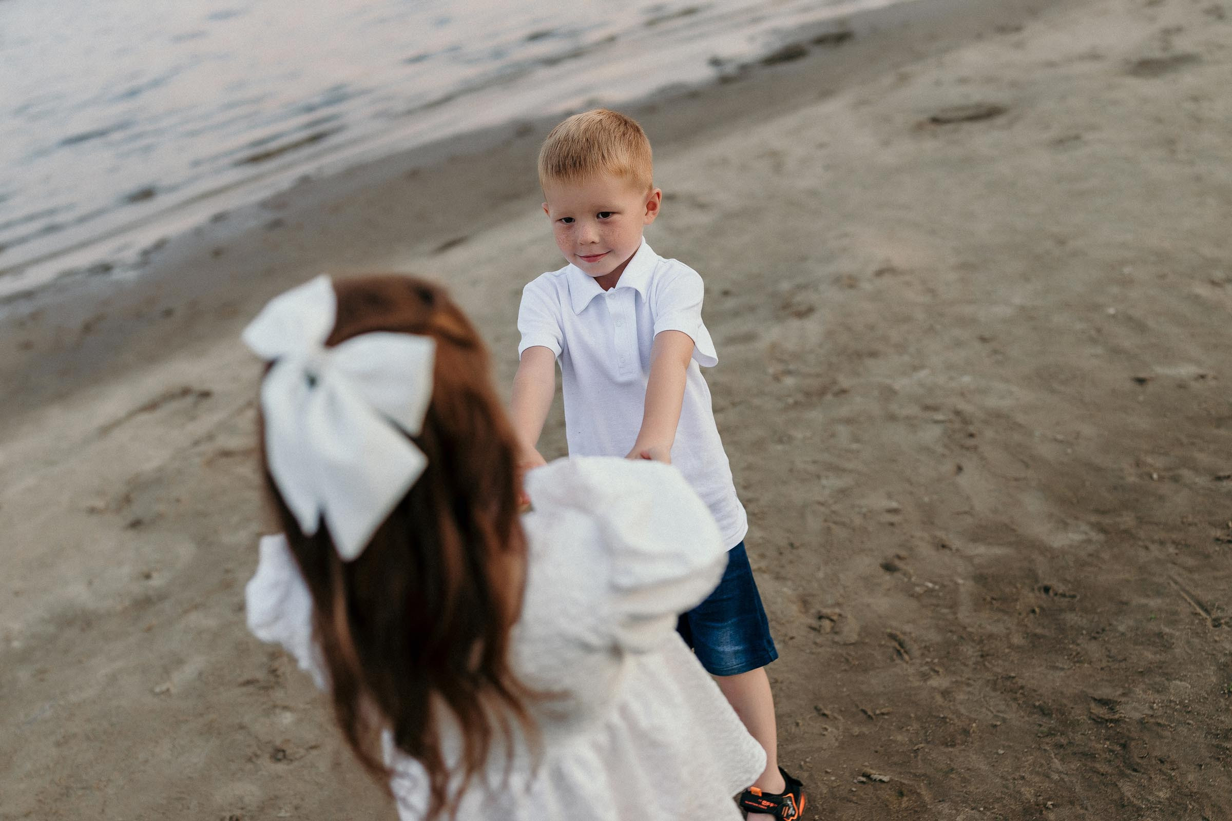 Одним теплым летним вечером.