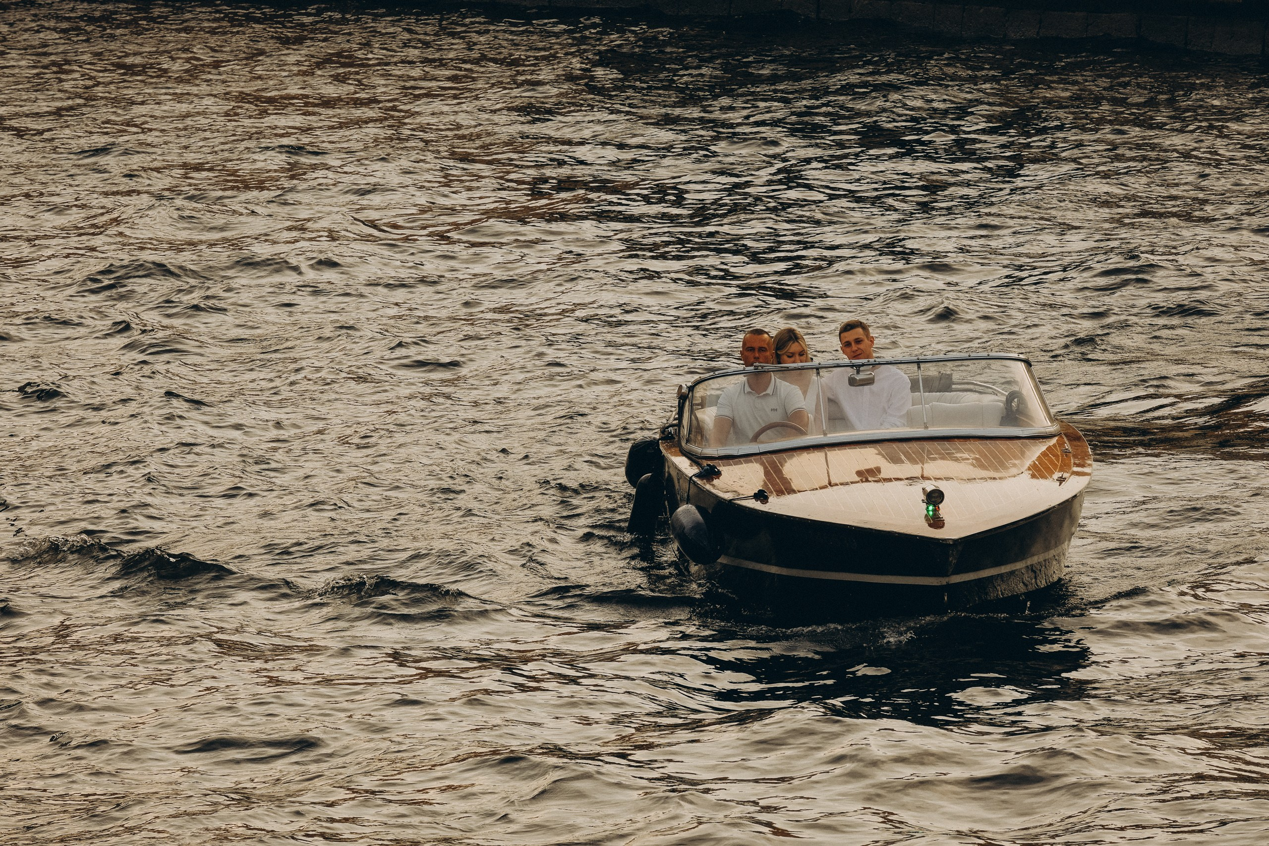 СВАДЕНБНАЯ СЬЕМКА НА КАТЕРЕ ПО КАНАЛАМ САНКТ-ПЕТЕРБУРГА И В АКВАТОРИИ НЕВЫ. Профессиональный фотограф, Санкт-Петербург — Виктория Богомолова