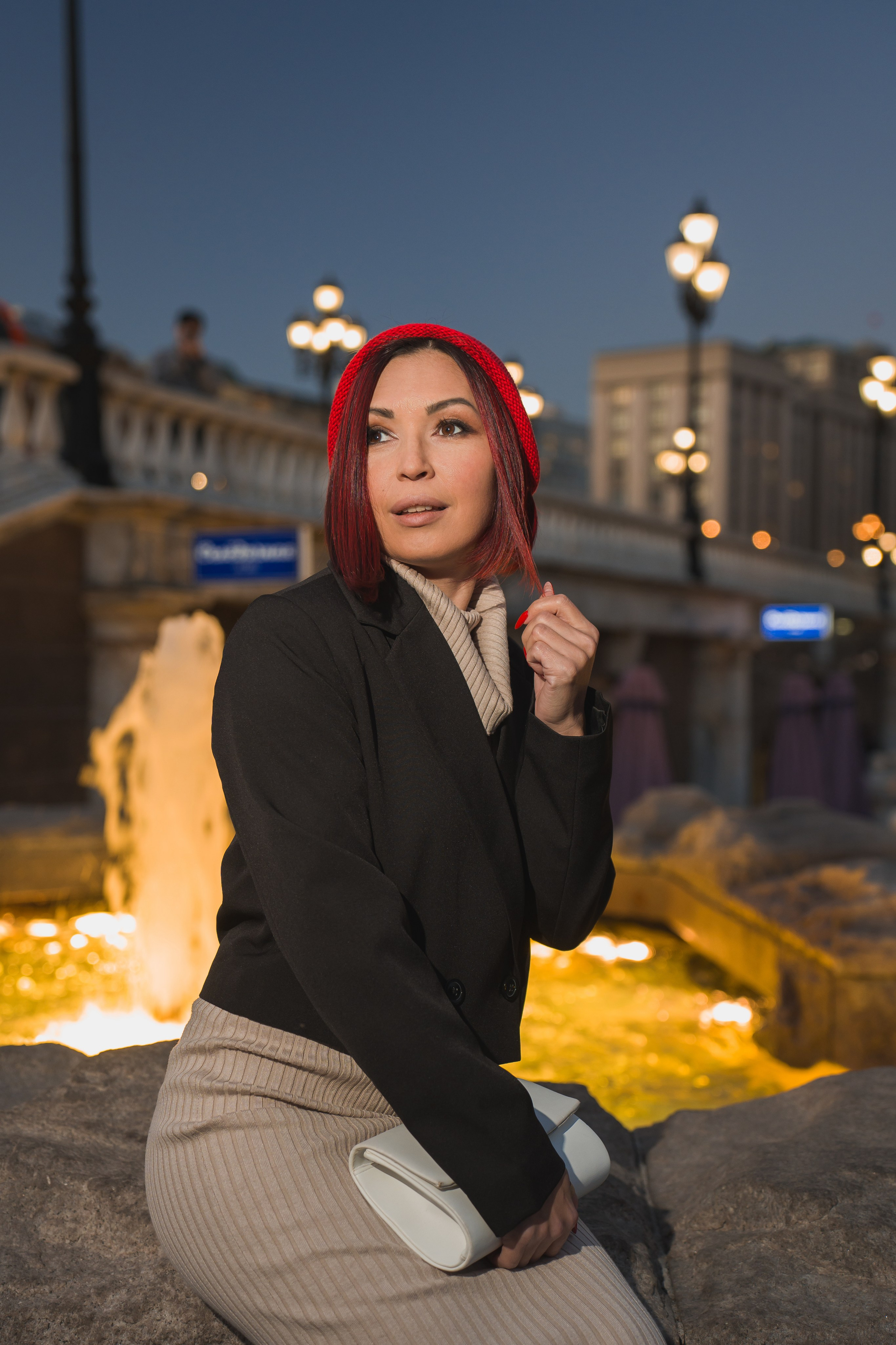женщина фотографируется у фонтана