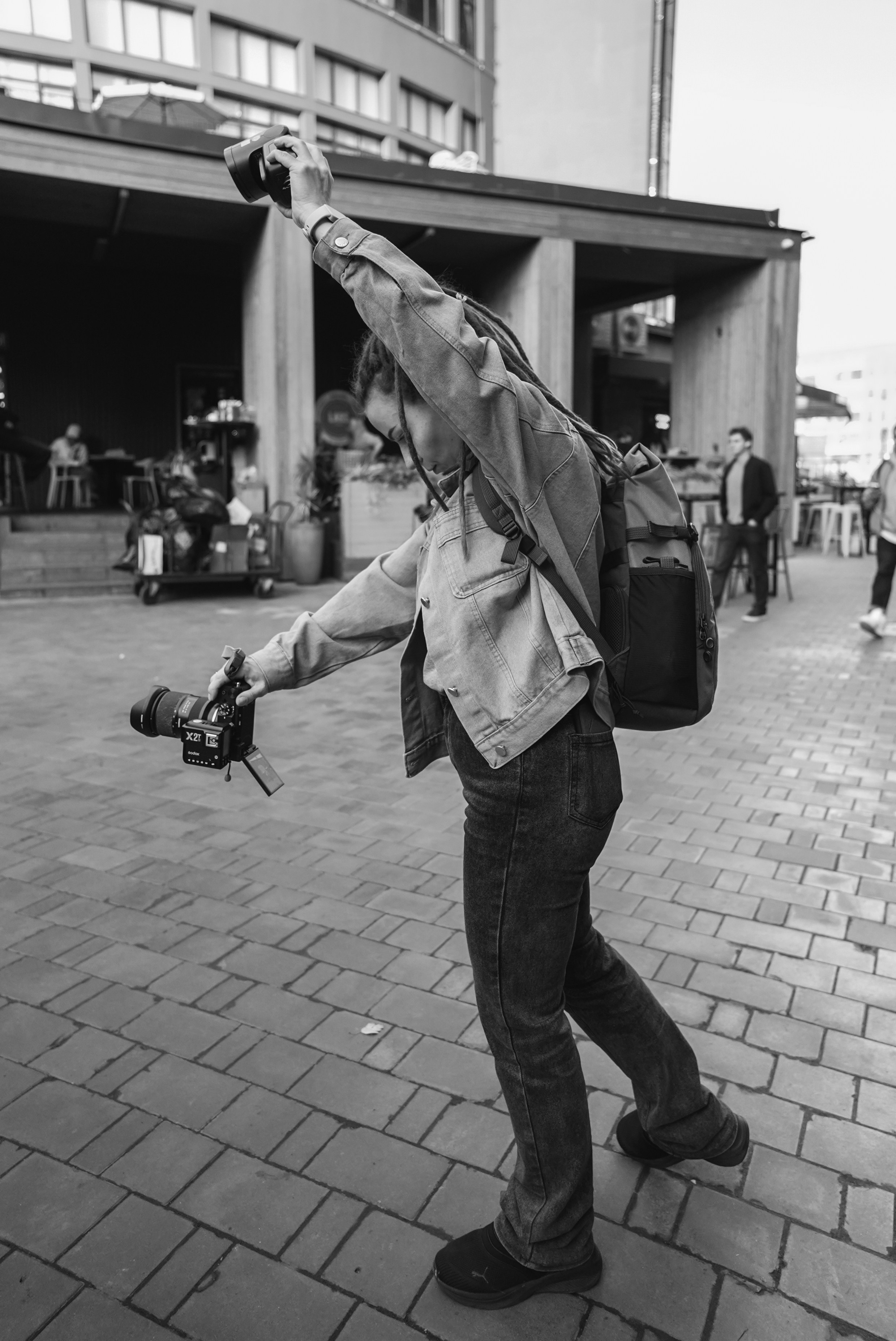 девушка фотографирует на улице со вспышкой