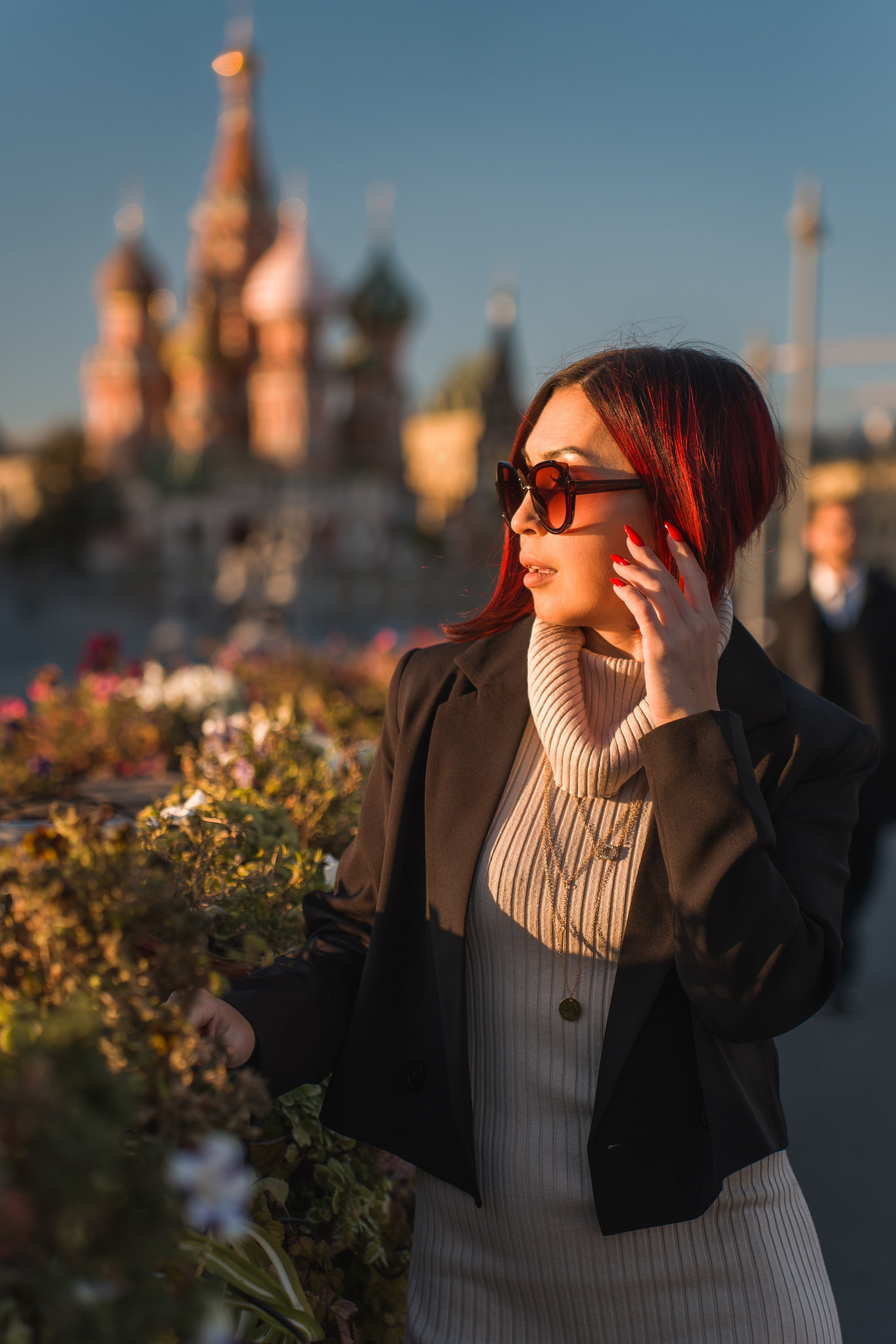 закатное солнце светит девушке на лицо
