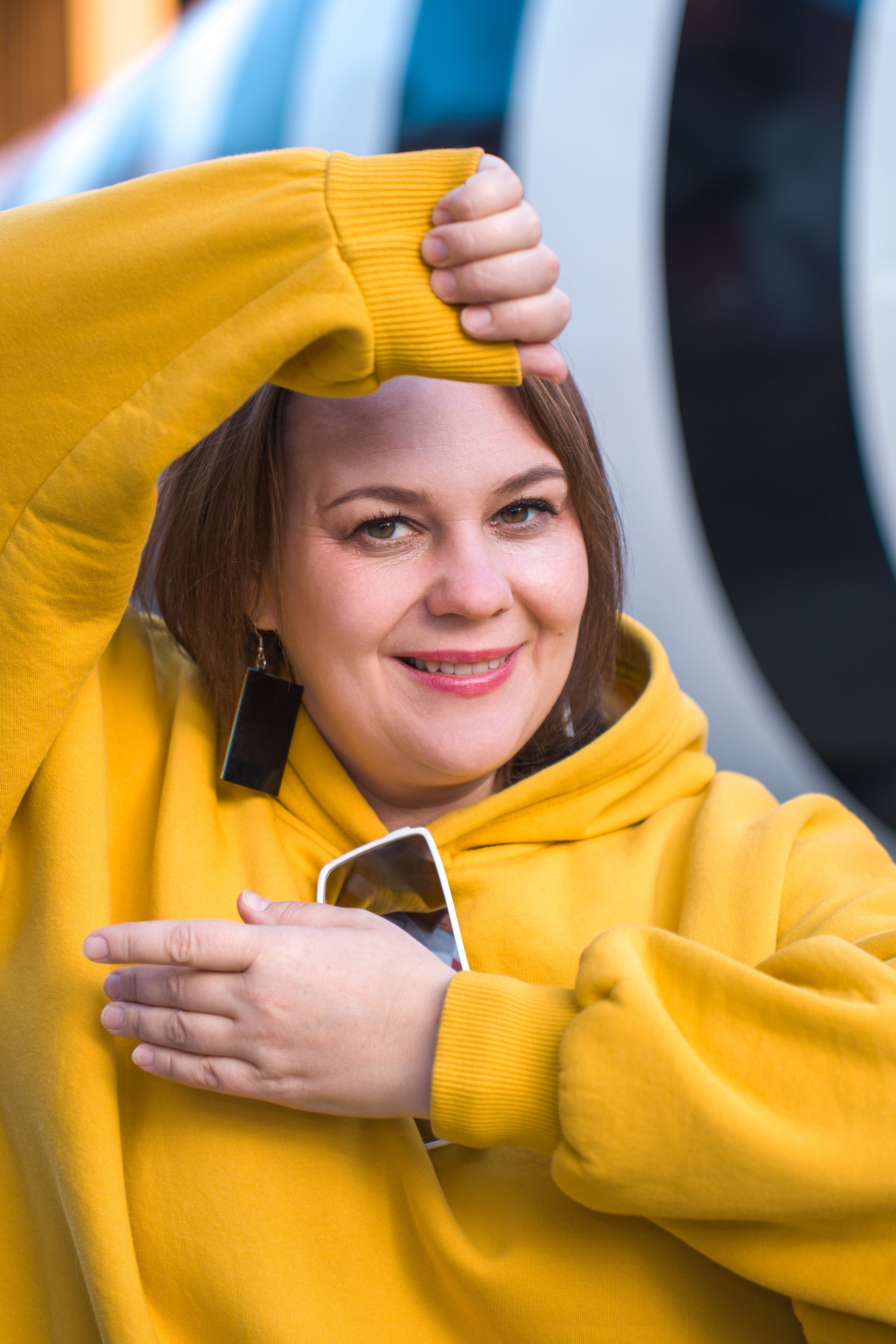 улыбчивая женщина +size в худи