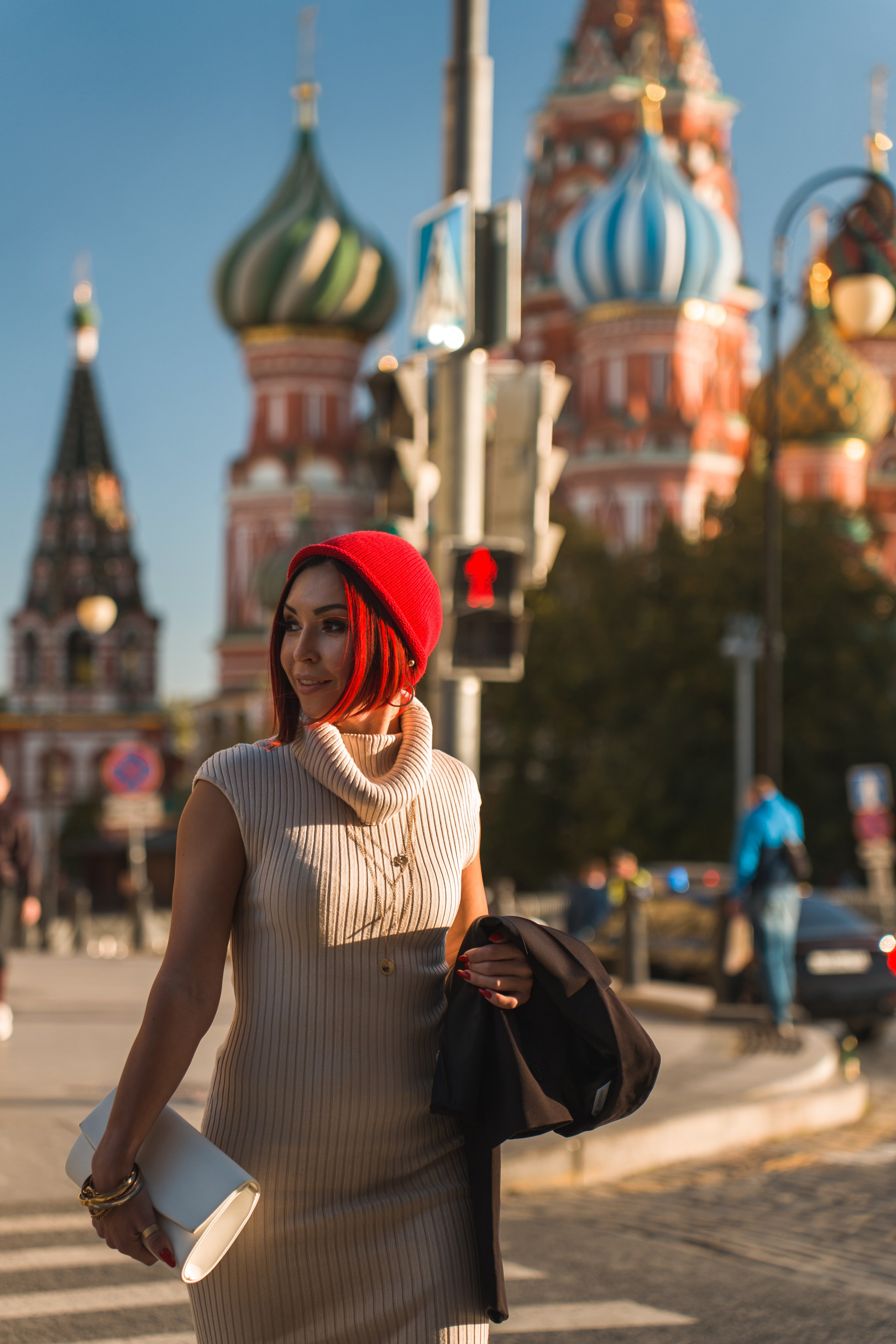 девушка гуляет по центру Москвы