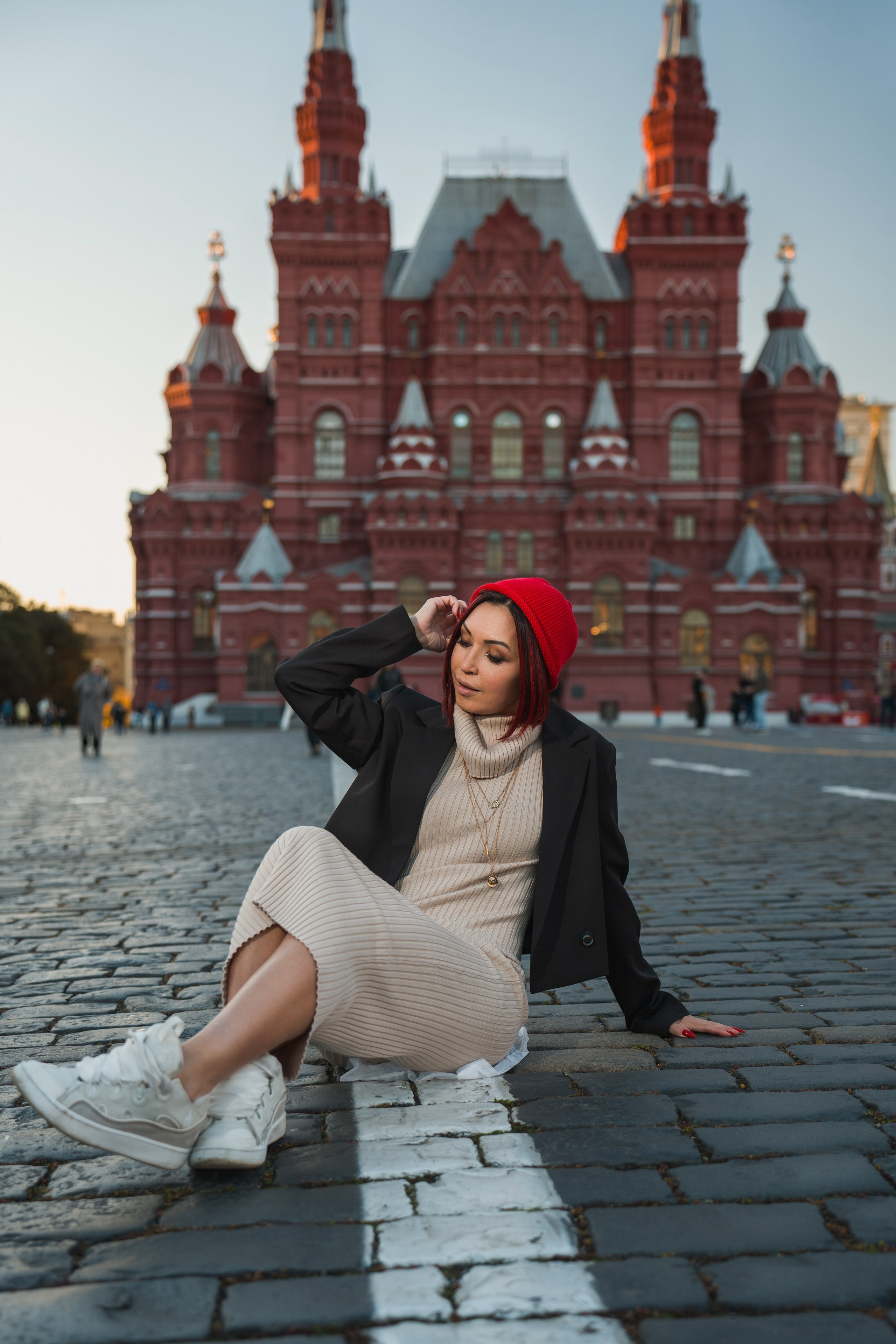 Девушка сидит на фоне Исторического музея у Кремля
