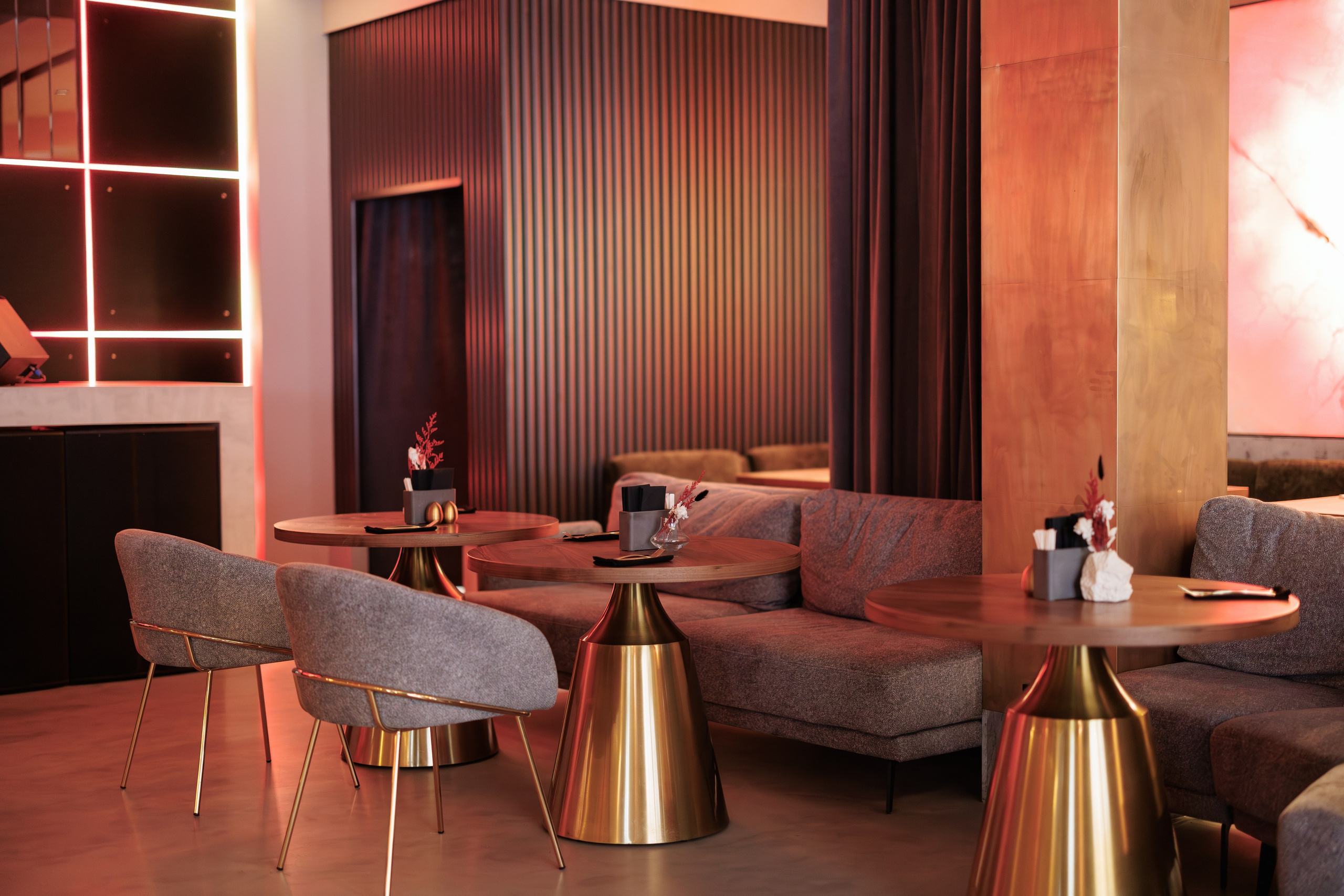 Фотограф для интерьерной съемки ресторана. Контент для бизнеса в Екатеринбурге Полдень Медиа