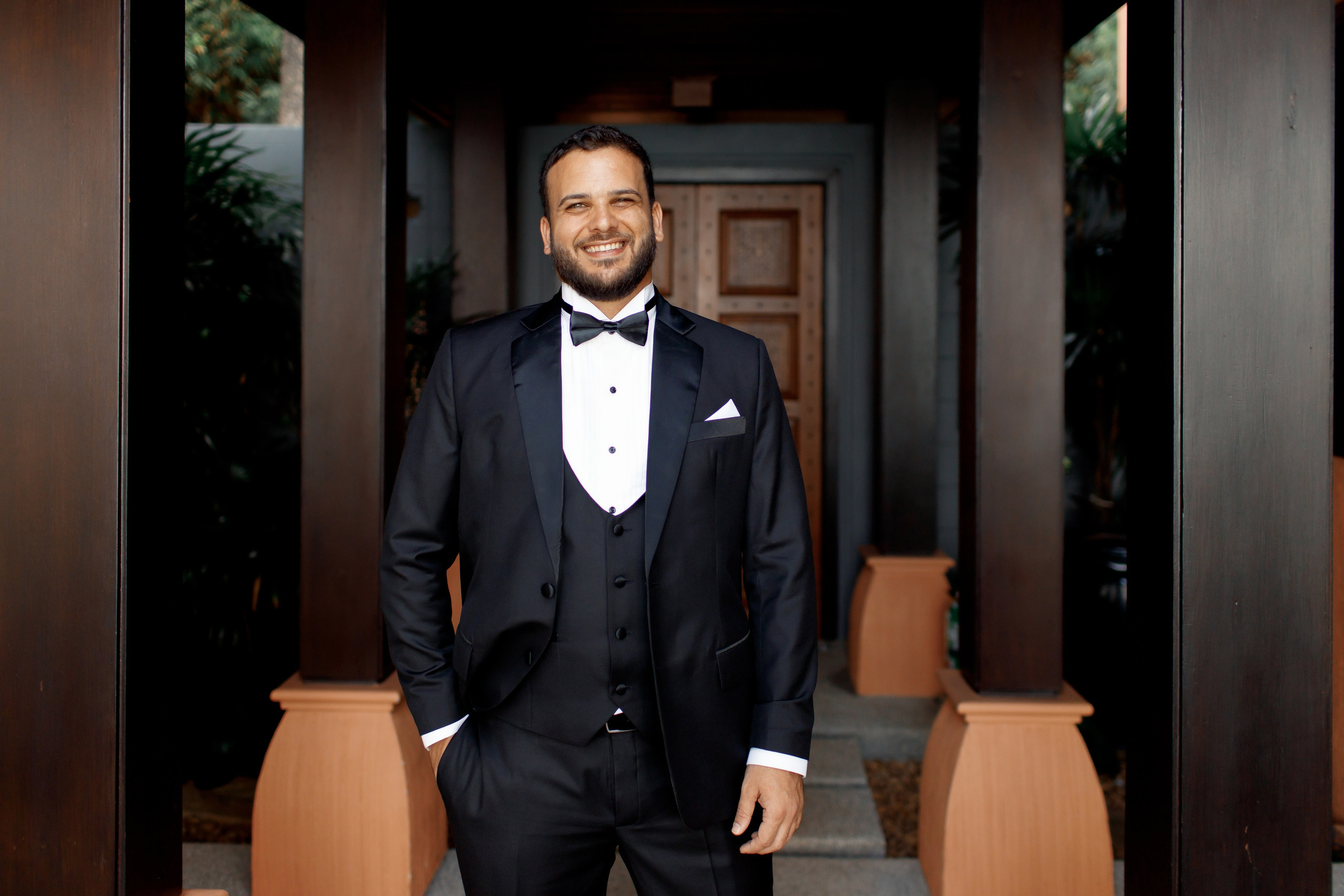 жених в классическом костюме с бутоньеркой