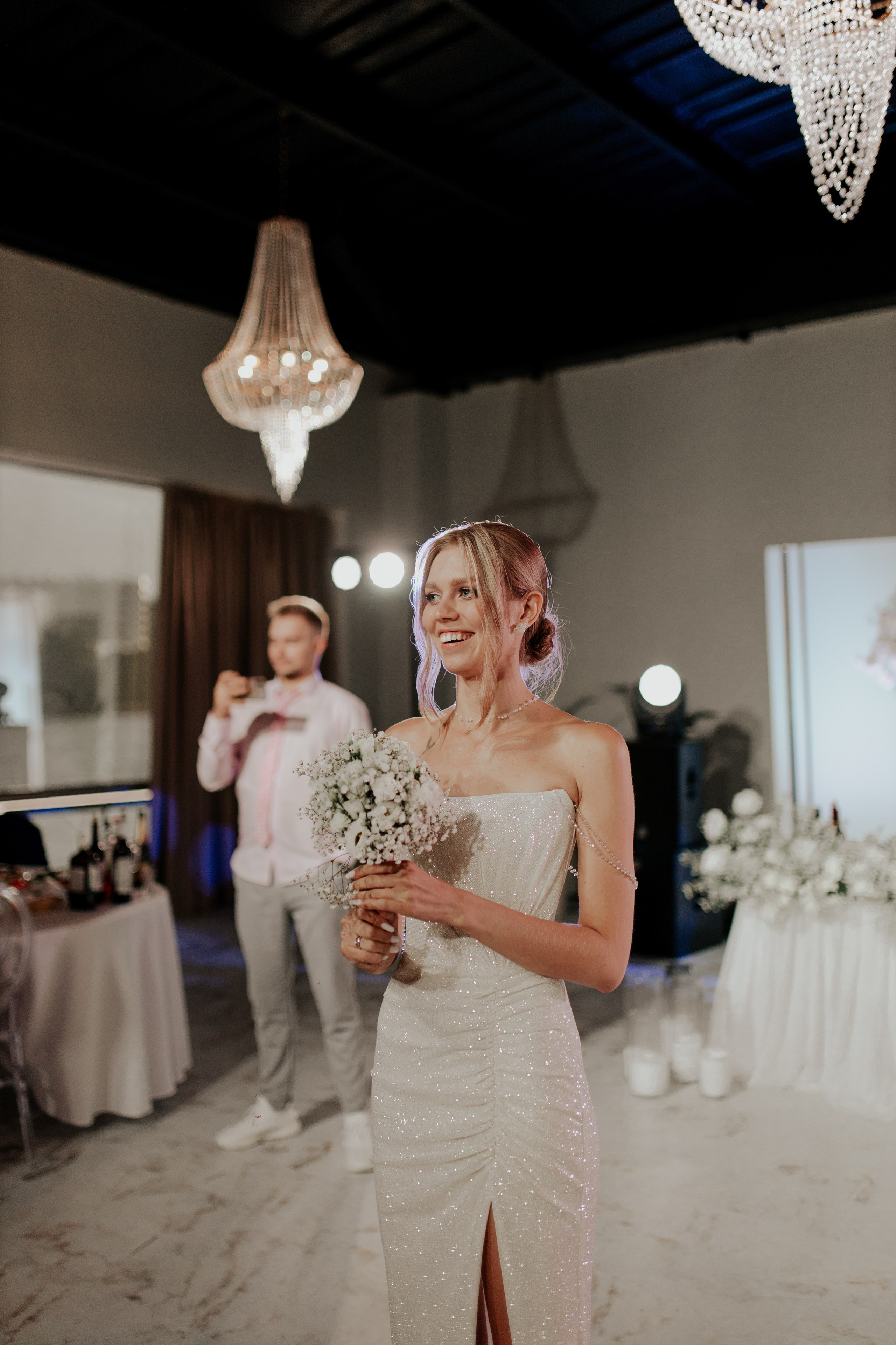 жених и невеста на банкете