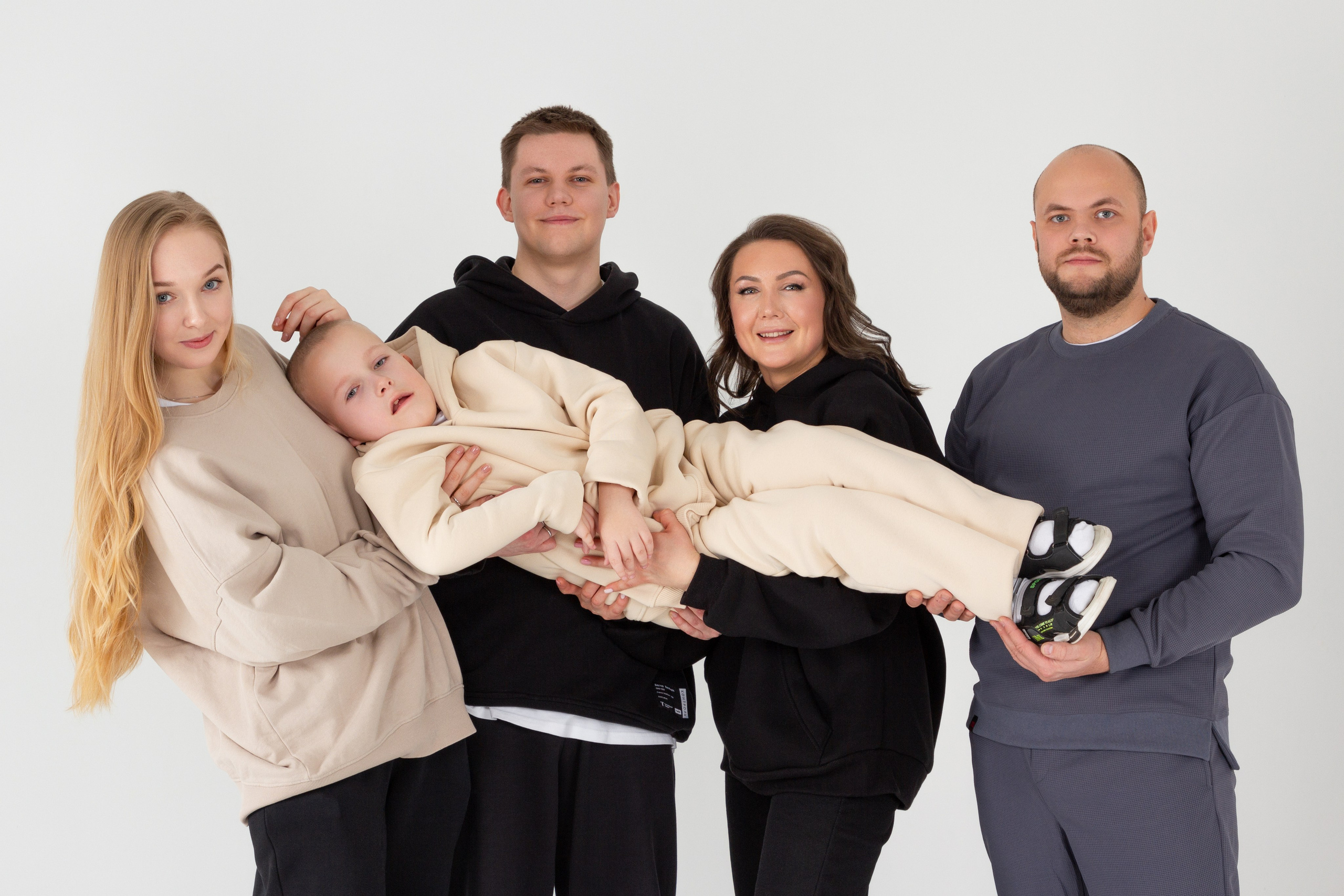 Семейная съемка на циклораме для семьи Арсения. Портретный и семейный фотограф в Санкт-Петербурге Ульяна Жукова