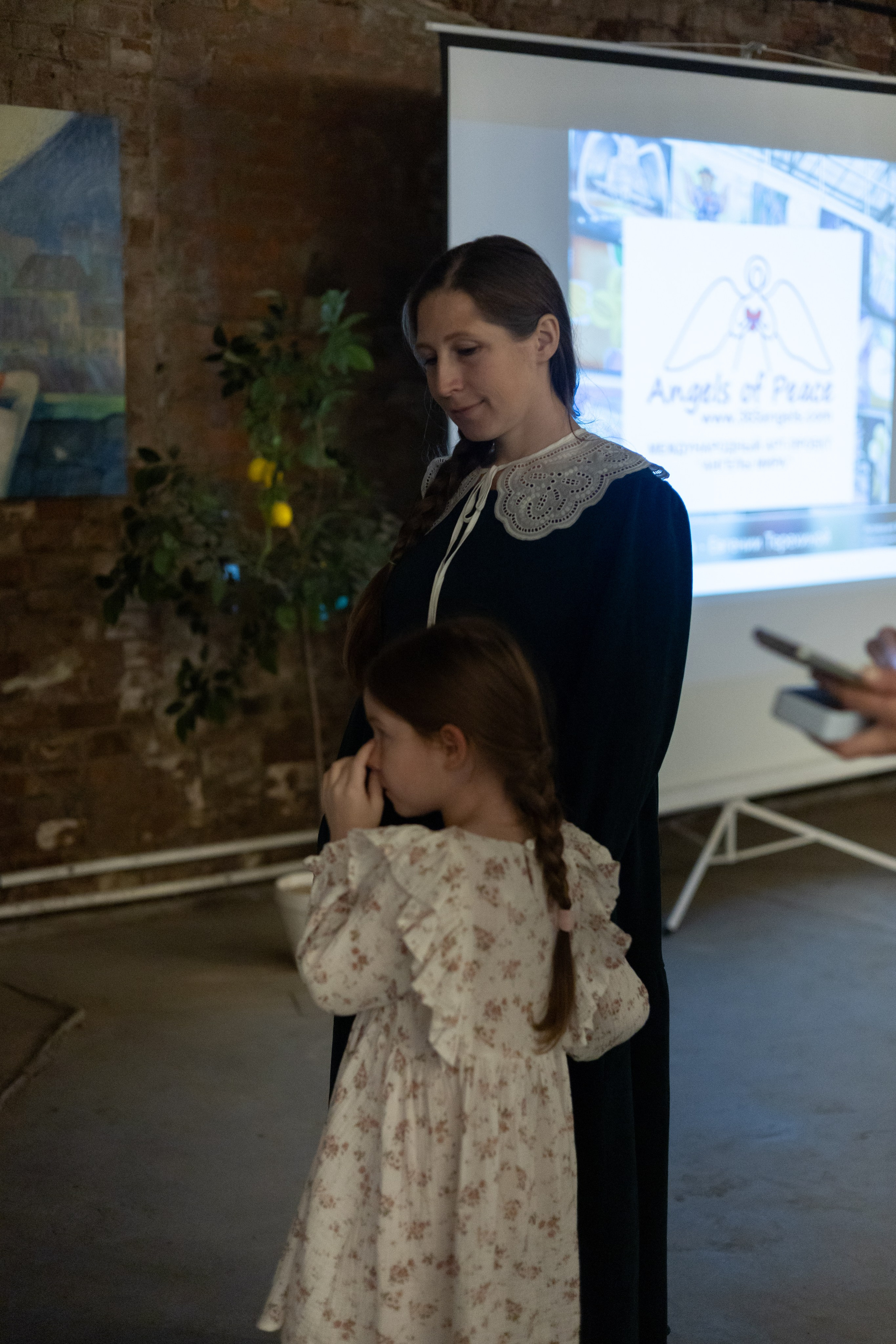 Выставка «АНГЕЛЫ МИРА». Фотограф Красноярск съемки лавстори, фотосессия в студии, портретная съемка, творческие фотосессии