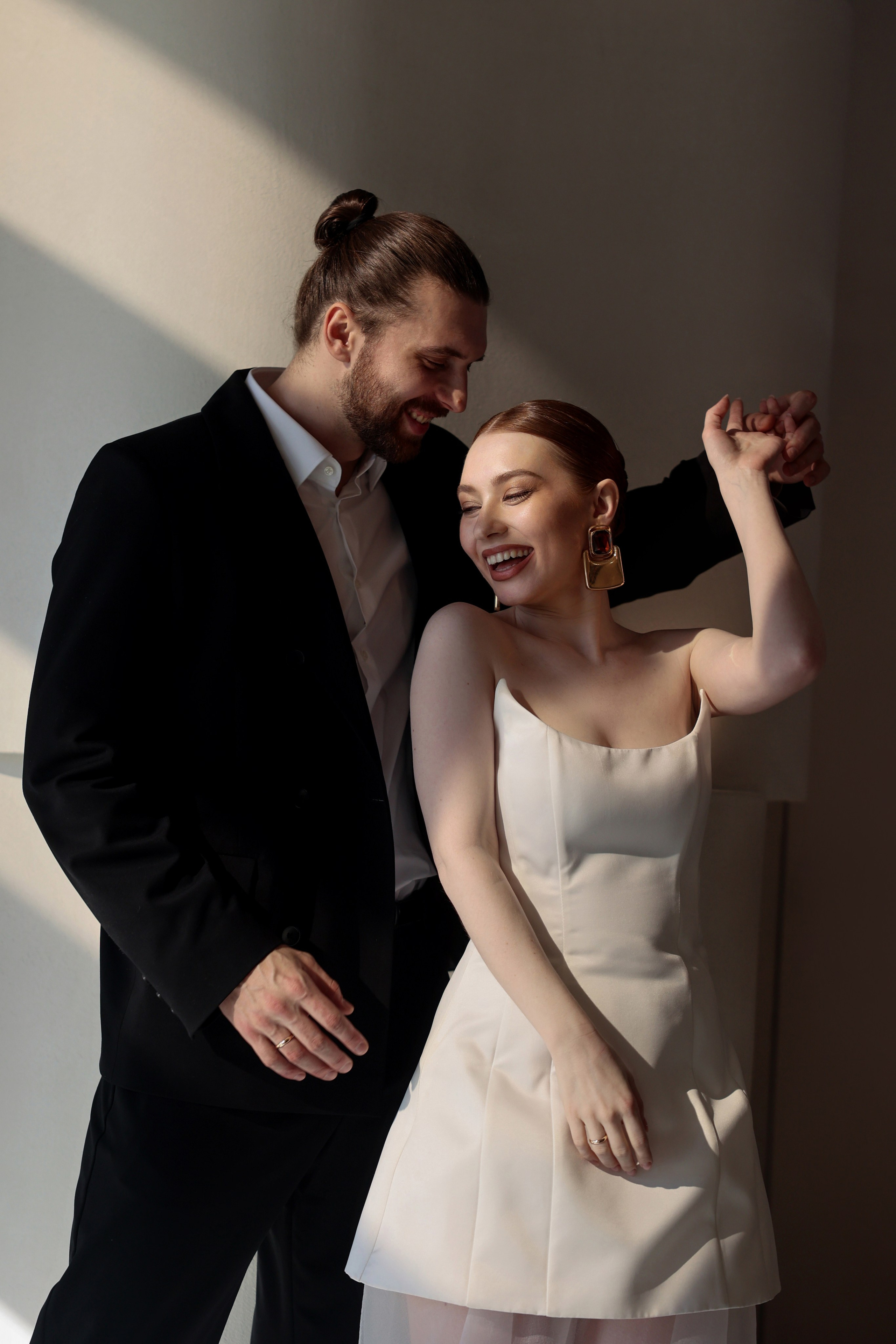 Свадебная фотосессия в Москве: молодожены на фоне Красной площади, фотограф на свадьбу в Москве.  Свадебная фотосессия в Зеленограде: романтический момент пары в парке Победы, заказать свадебную фотосессию.  Свадебная фотосессия в Москве: счастливая пара у Московского Кремля, фотограф на свадьбу в Москве.  Свадебная фотосессия в Зеленограде: невеста в белом платье и жених в костюме на фоне зелени, жених и невеста фотосессия.  Свадебная фотосессия: кольца на фоне цветочной композиции, заказать свадебную фотосессию.  Свадебная фотосессия в Москве на ВДНХ с красивыми архитектурными элементами, фотограф на свадьбу в Москве.  Свадебная фотосессия в Зеленограде: пара, держащаяся за руки на фоне живописного озера, жених и невеста фотосессия.  Свадебная фотосессия в Москве: пара на прогулке по улицам старой Москвы с архитектурными достопримечательностями, фотограф на свадьбу в Москве.  Свадебная фотосессия в гостиничном номере: невеста с букетом цветов на фоне уютного кафе в Зеленограде, заказать свадебную фотосессию.  Свадебная фотосессия в отеле на свадьбу: торжественный момент обмена клятвами на свадебной церемонии в Москве, фотограф на свадьбу в Зеленограде. Свадебная фотосессия, Свадебная фотосессия в Москве. Свадебная фотосессия в Зеленограде. Жених и невеста фотосессия. Заказать свадебную фотосессию. Фотограф на свадьбу в Москве. Фотограф на свадьбу в Зеленограде.  Свадебная фотосессия в гостиничном номере. Фотосессия в отеле на свадьбу.